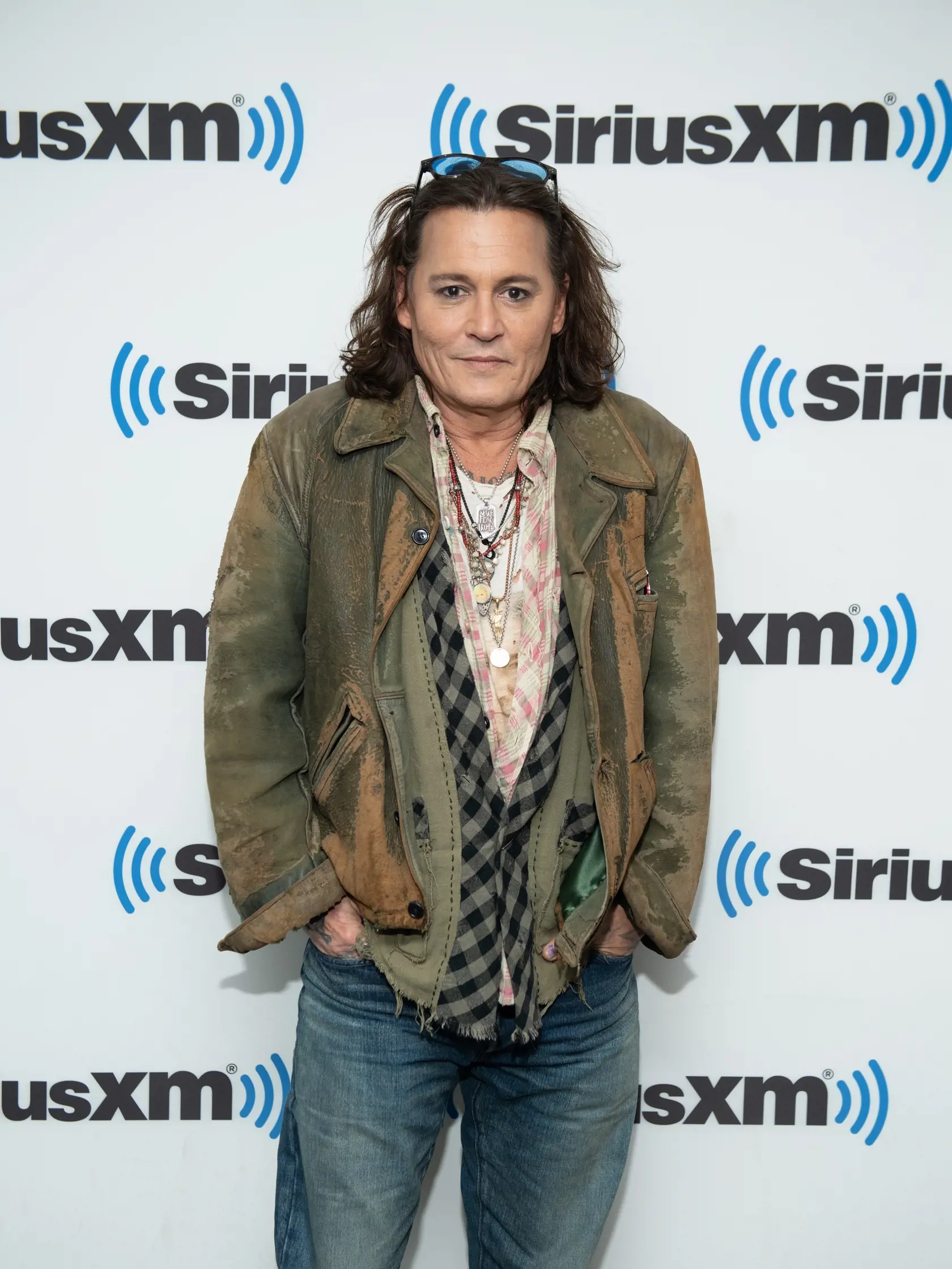 Hollywoodsky lámač ženských sŕdc oslávi 60 počas tohto leta. Kto by to bol povedal, že hviezdny Johnny Depp má toľko rokov. Večný búrlivák ani naprieč veku zjavne neplánuje usadenie. Po škandalóznom rozvode s Amber Heart sa ani nečudujeme.