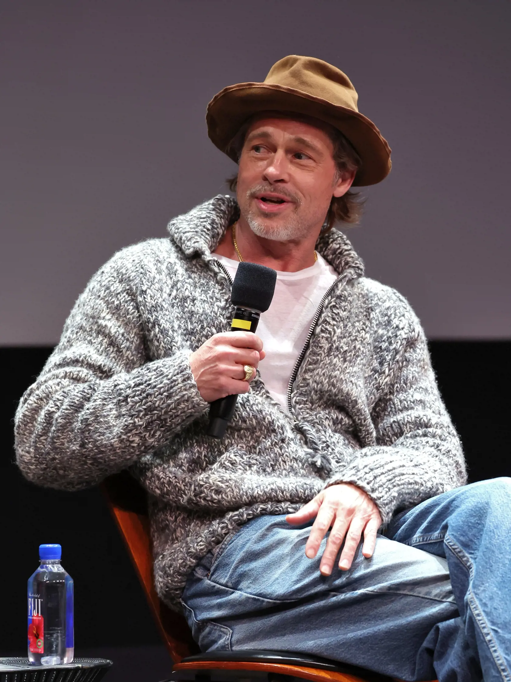 A je to tu! Hollywoodsky herec Brad Pitt patrí do nášho rebríčka tiež. Síce na to nevyzerá, no oslávi koncom roka 2023 svoje 60-te narodeniny. Momentálne v jeho náručí skončila mladá milenka Ines De Ramos čo mu viditeľne prospieva.