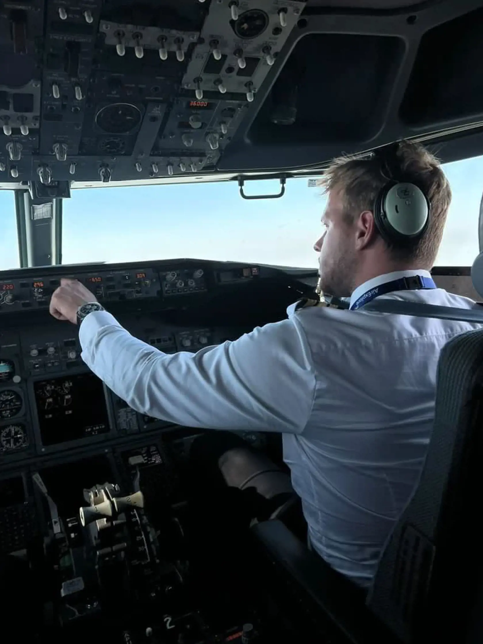 Licencovaný pilot dopravného lietadla Martin Voštinár aktuálne vozí dovolenkárov z Bratislavy do najobľúbenejších destinácií Slovákov. „Ľudia ma môžu teraz zastihnúť prevažne na linkách z Bratislavy najmä do Antalye, Larnaky alebo na grécke ostrovy,“ prezradil.