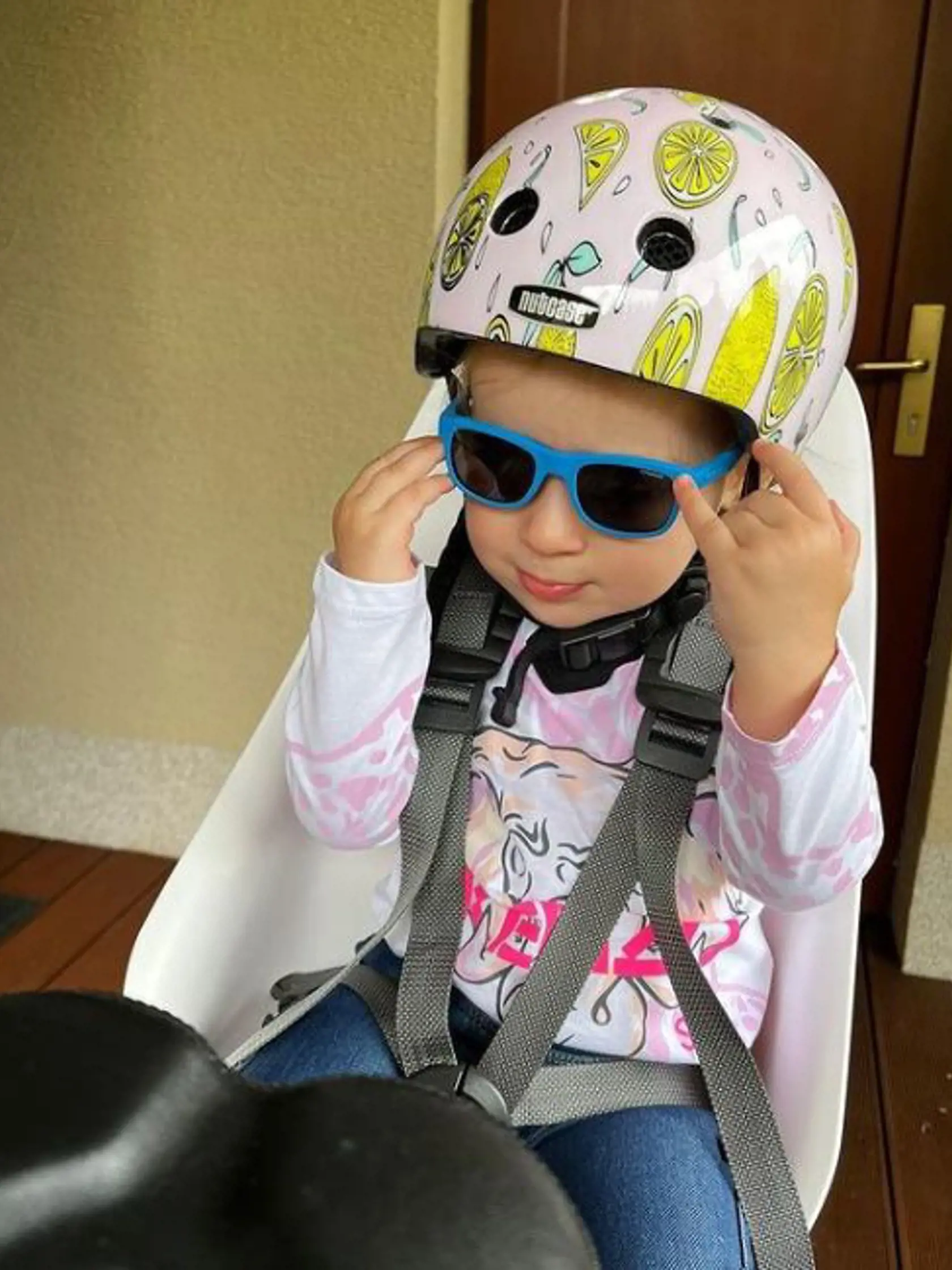 Dcéra Moniky Beňovej Leuška nechcene pri bicyklovaní ukázala ľavou rukou nešportové gesto.