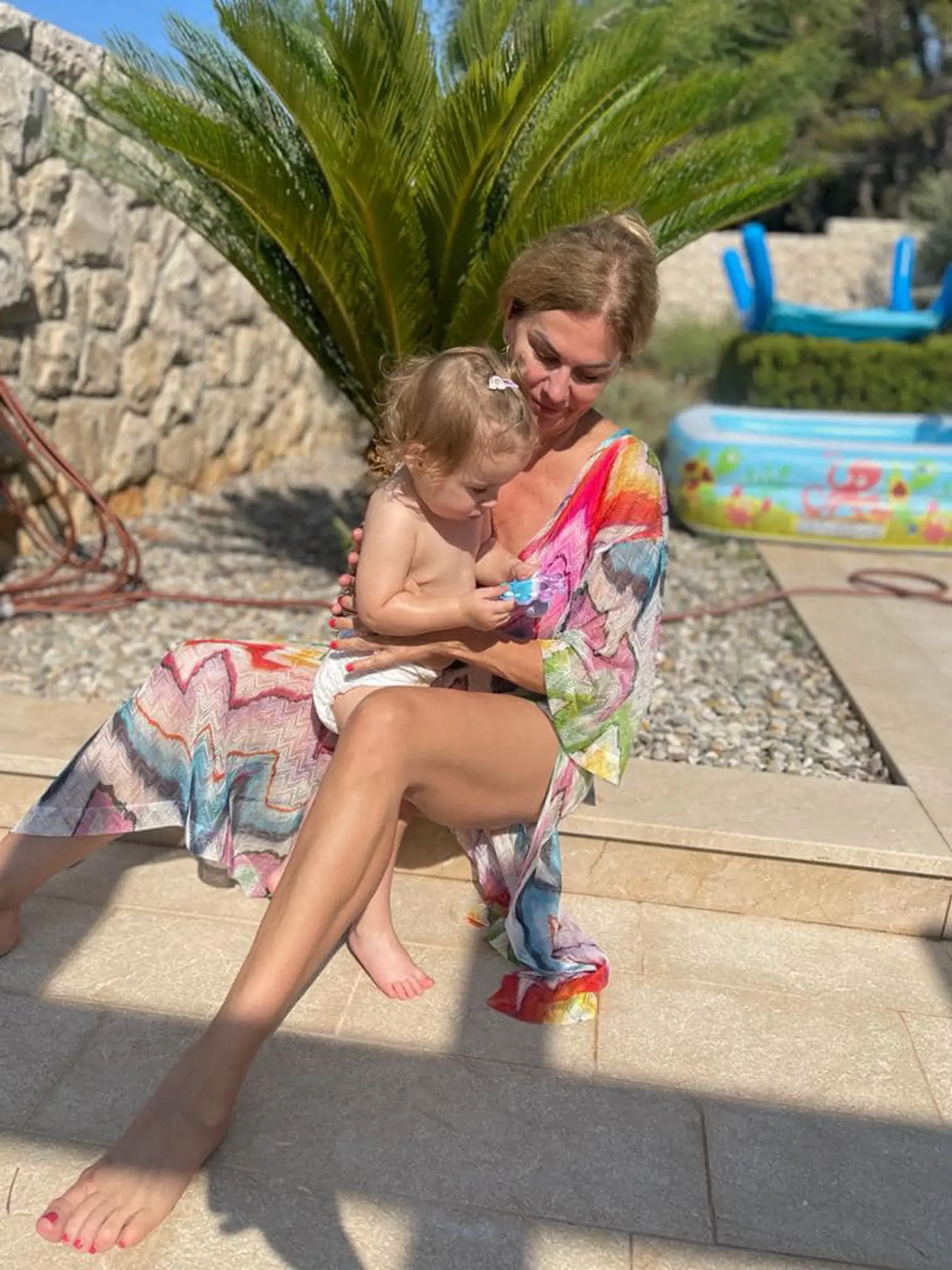 Europoslankyňa Monika Beňová si užíva leto so svojou rodinkou. Fanúšikov pozdravila z chorvátskej pláže.
