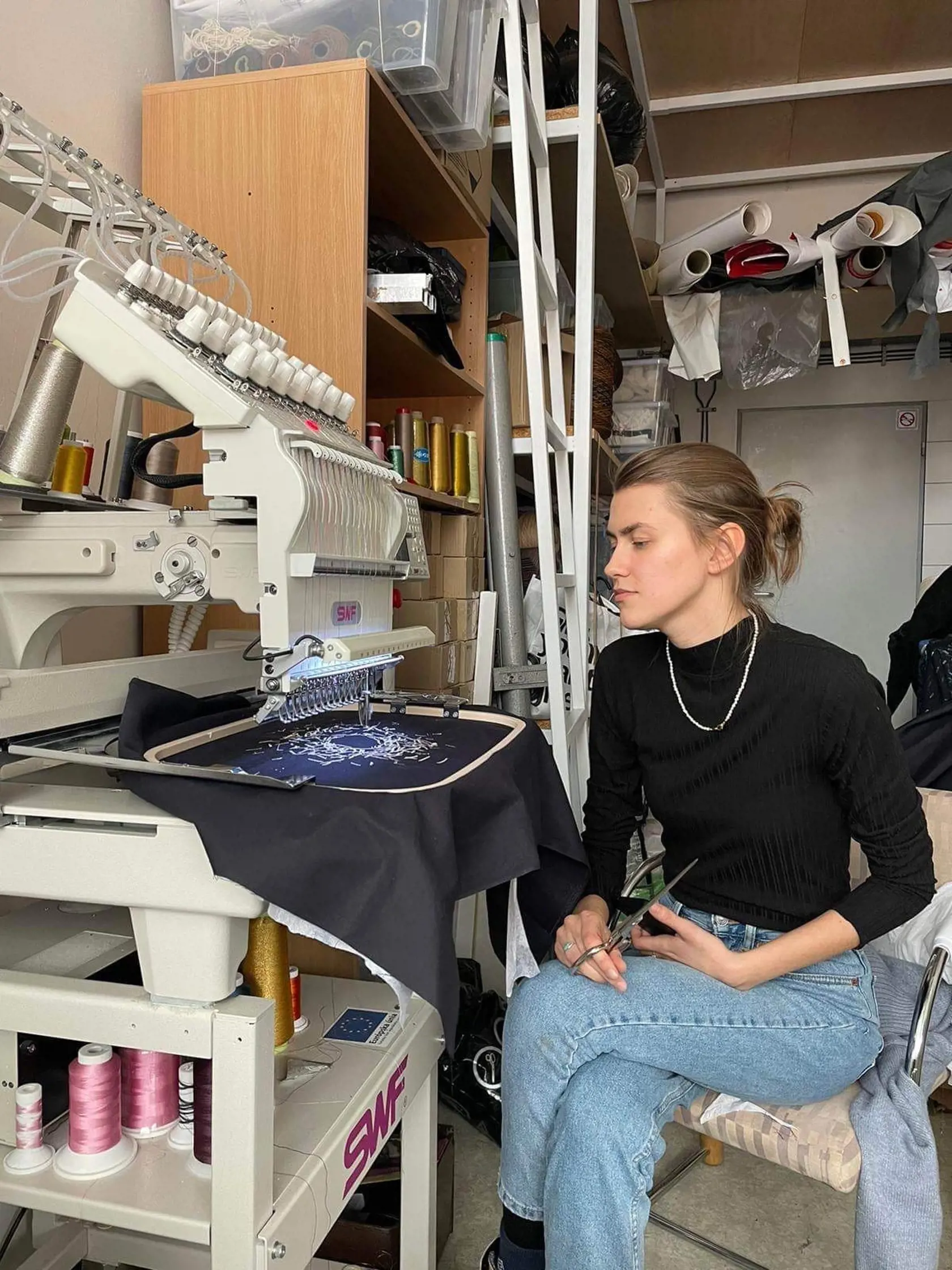 Okrem toho, že vždy rada kreslila, vytvárala aj rôzne dekoratívne predmety - na prvom stupni základnej školy ušila vlastné oblečenie pre bábiky a v 9. ročníku to už boli šaty pre ňu samotnú.