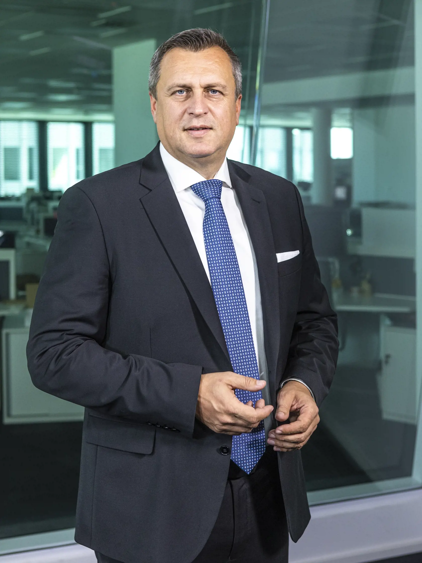 "Páni sa zabávajú a firmy krachujú. Takúto fotku dnes zavesil na svoj facebook predseda vlády Heger. Premiér miesto toho, aby zvolal bezodkladne rokovanie vlády k vyriešeniu problematiky s vysokými cenami elektriny, si zavesí status ako malý chlapec. Už dávno mali byť vyriešené vzťahy štátu a distribučných spoločností. Ľudia nemali dostávať faktúry s vysokými cenami energií. Tieto faktúry sú likvidačné," napísal Andrej Danko.
