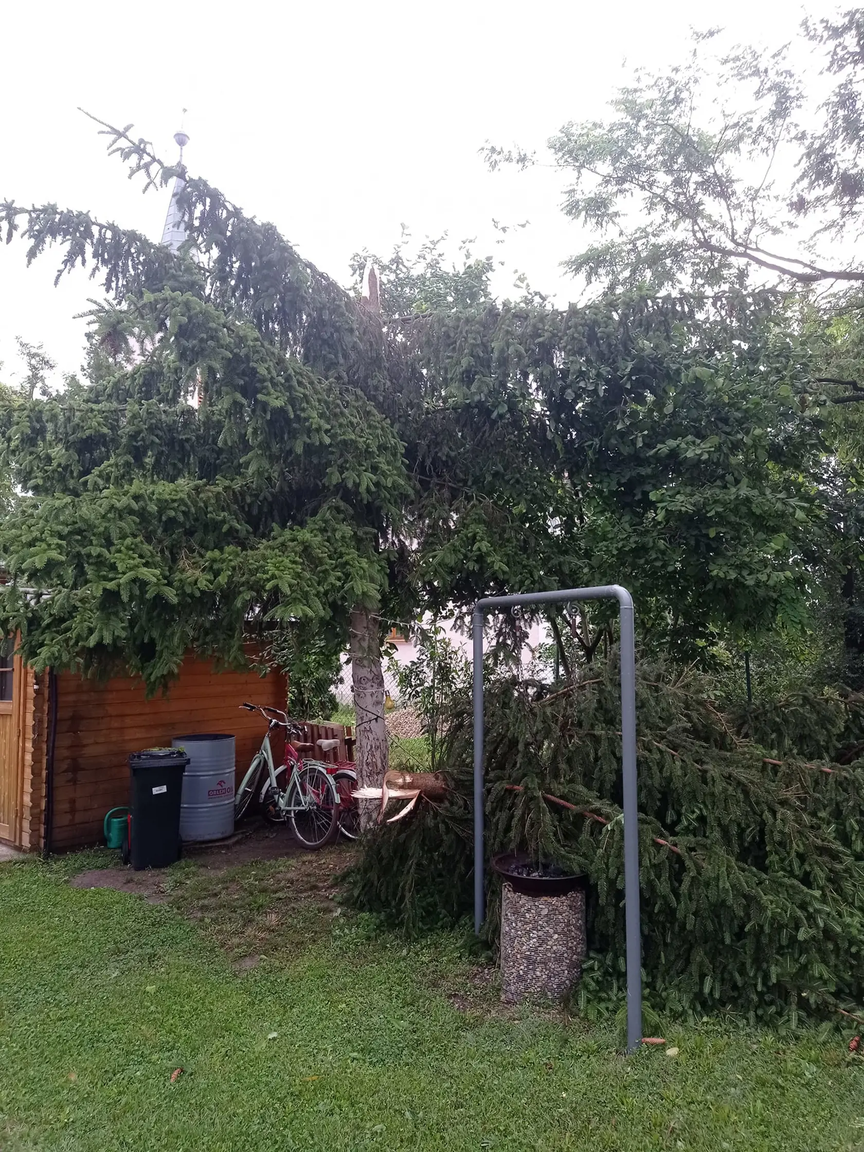 Imeľčanom ostali len oči pre plač: Nočná supercela tu napáchala obrovské škody.