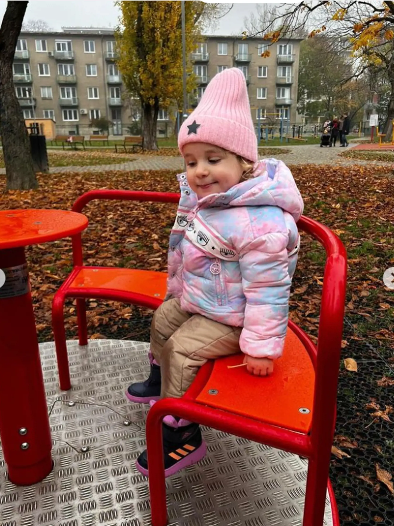 Dcéra Moniky Beňovej nosí bundu známej značky Chiara Ferragni.