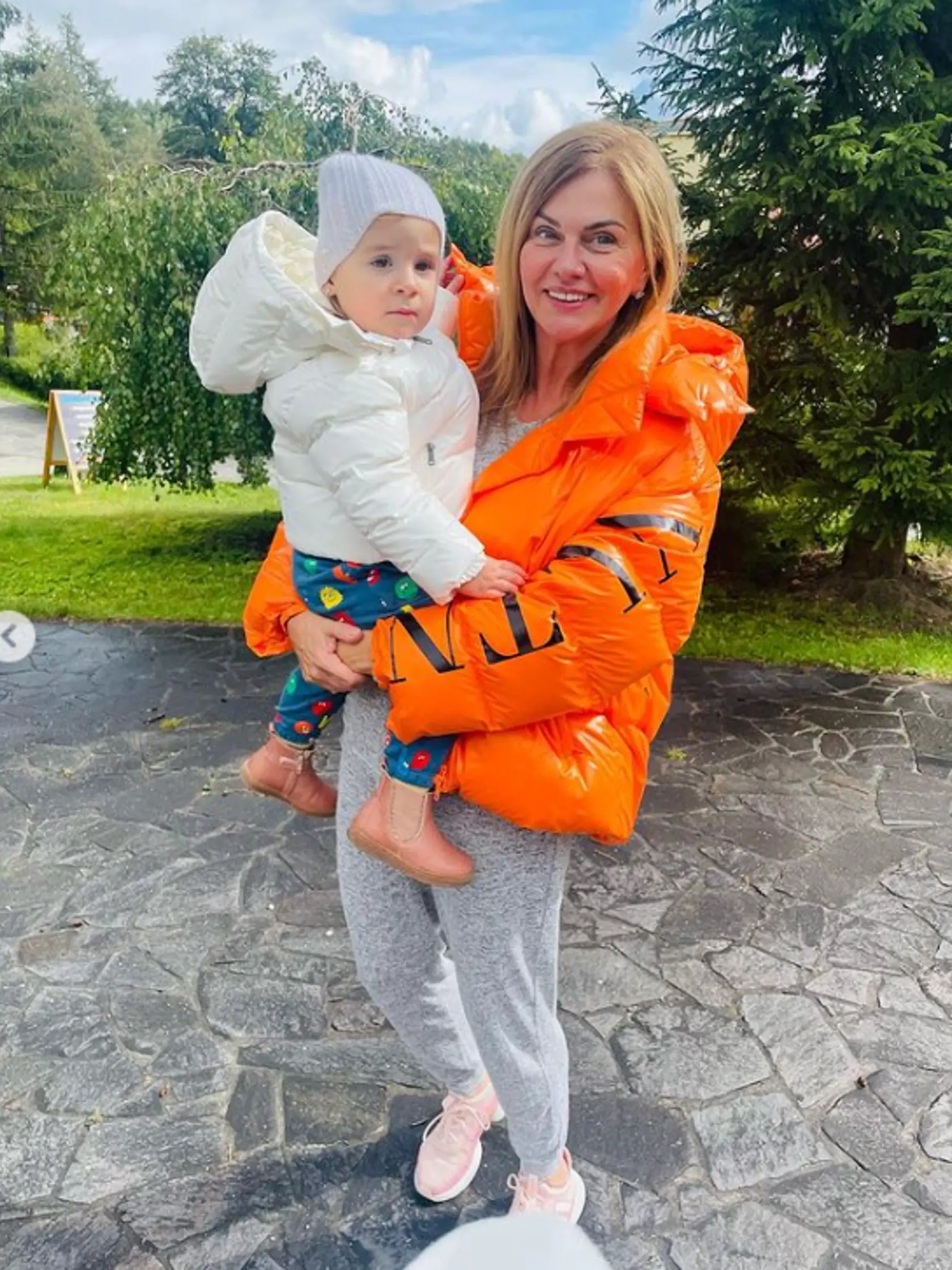 Europoslankyňa Monika Beňová zavesila na sociálnu sieť fotografiu s dcérou. Zaujala však aj oranžovou bundou za takmer 2-tisíc eur.