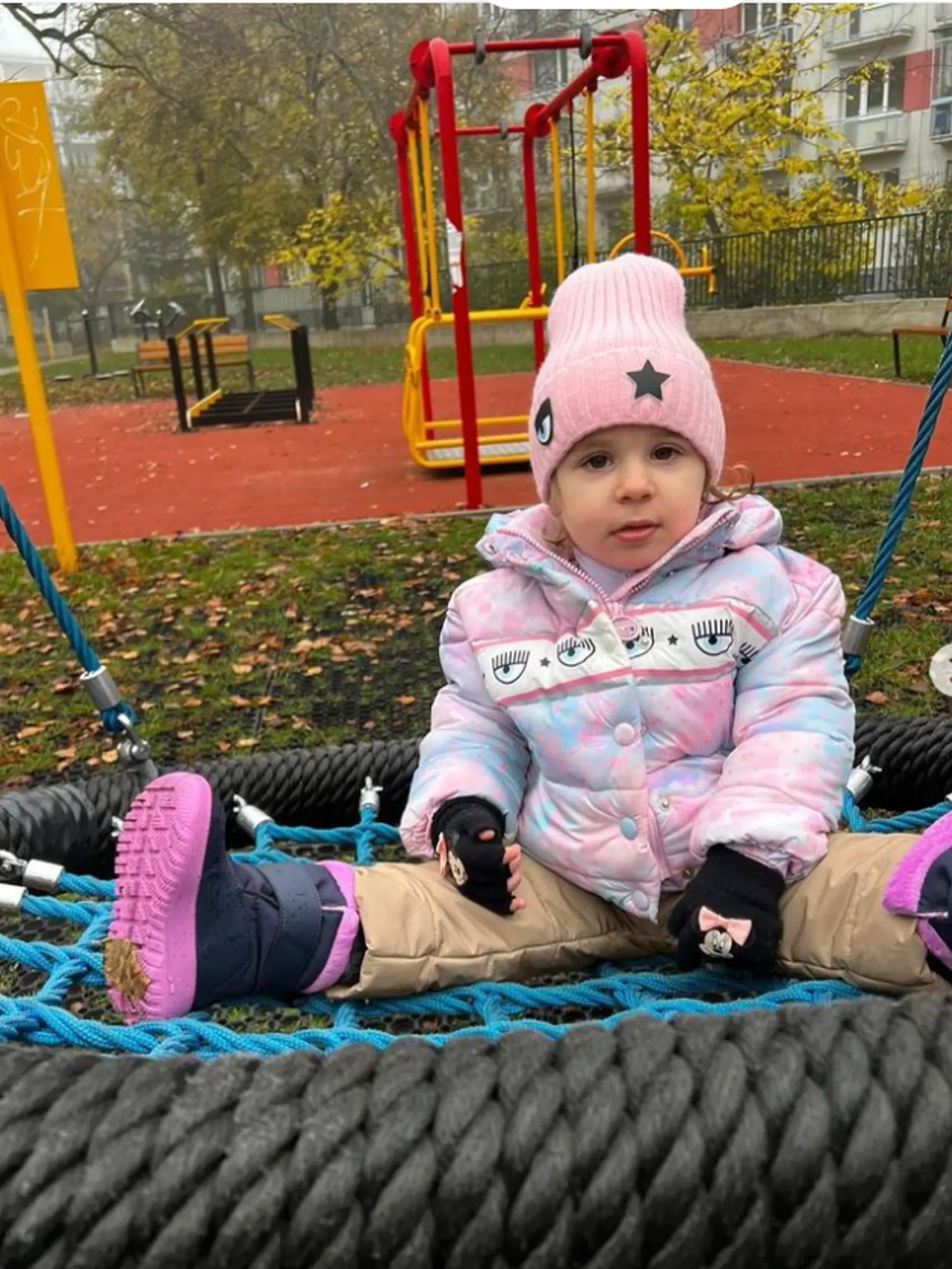 Dcéra Moniky Beňovej nosí bundu známej značky Chiara Ferragni.