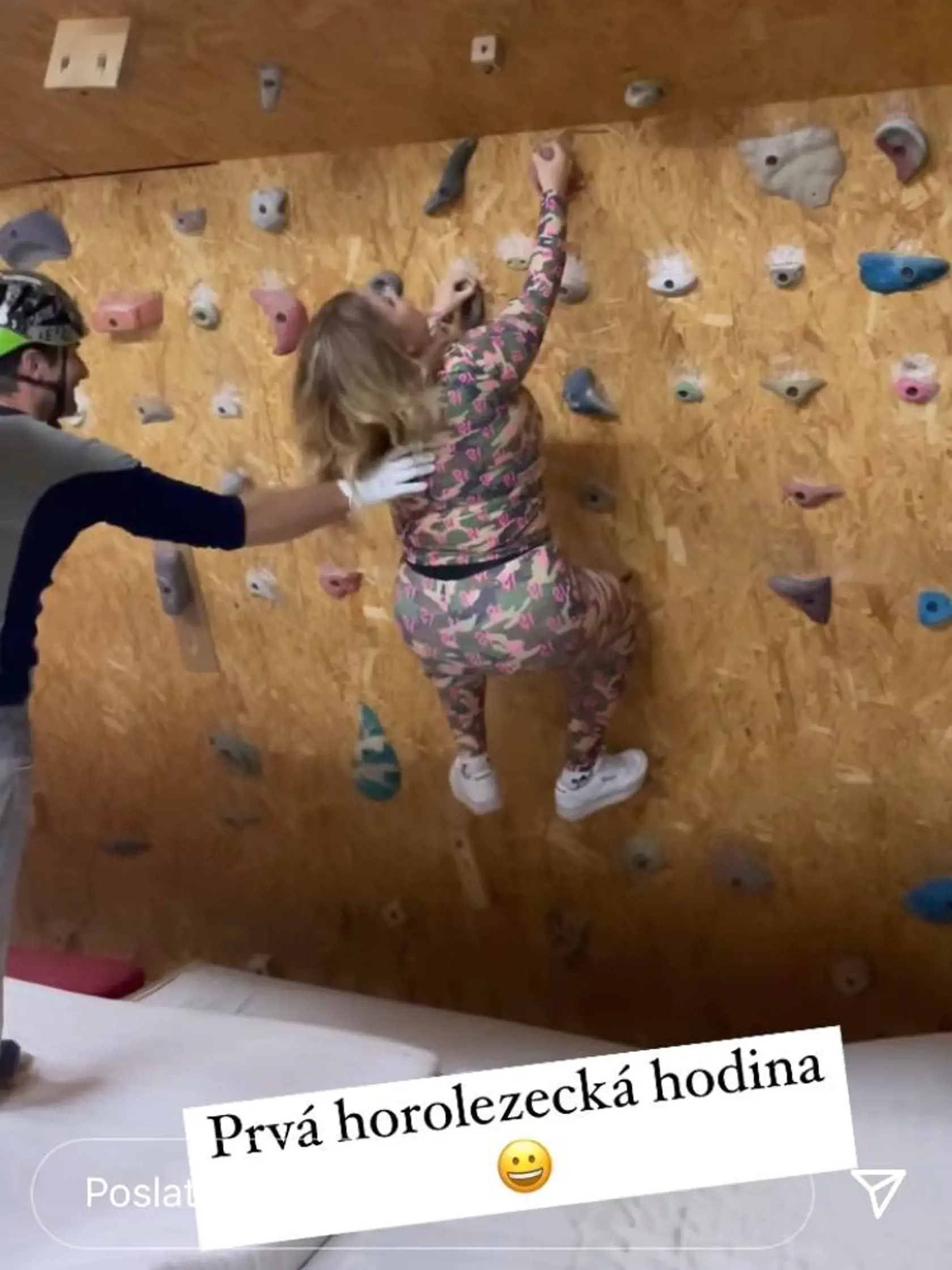 Evelyn sa navliekla do elastického overalu a išla na hodinu lezenia.