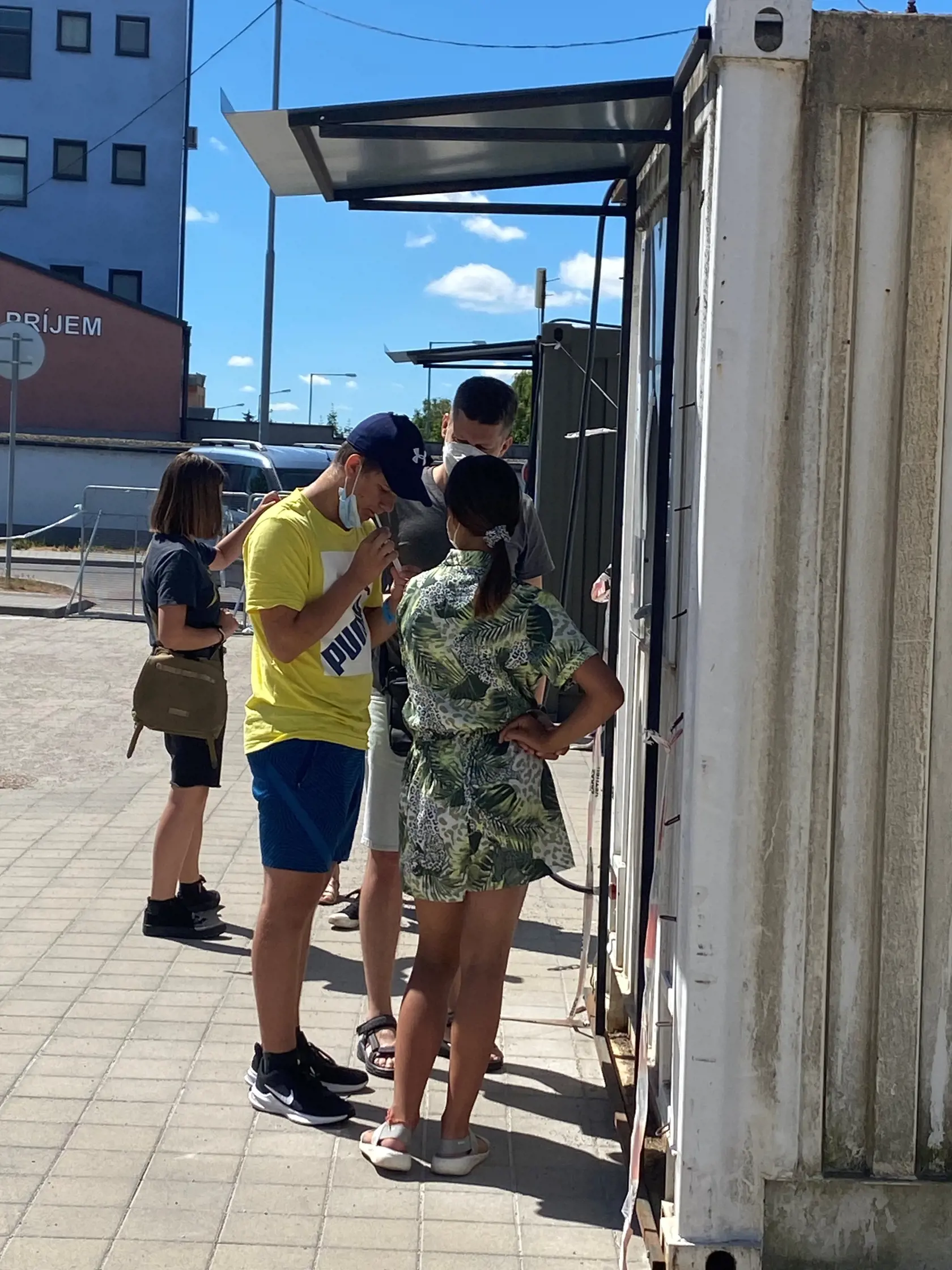 Včera pred obedom sa chodili na toto odberné miesto testovať najmä rodičia s deťmi, ktoré išli do letných táborov. Deťom robili kloktacie testy, ktoré sú pre ne pohodlnejšie, než paličky v nose.