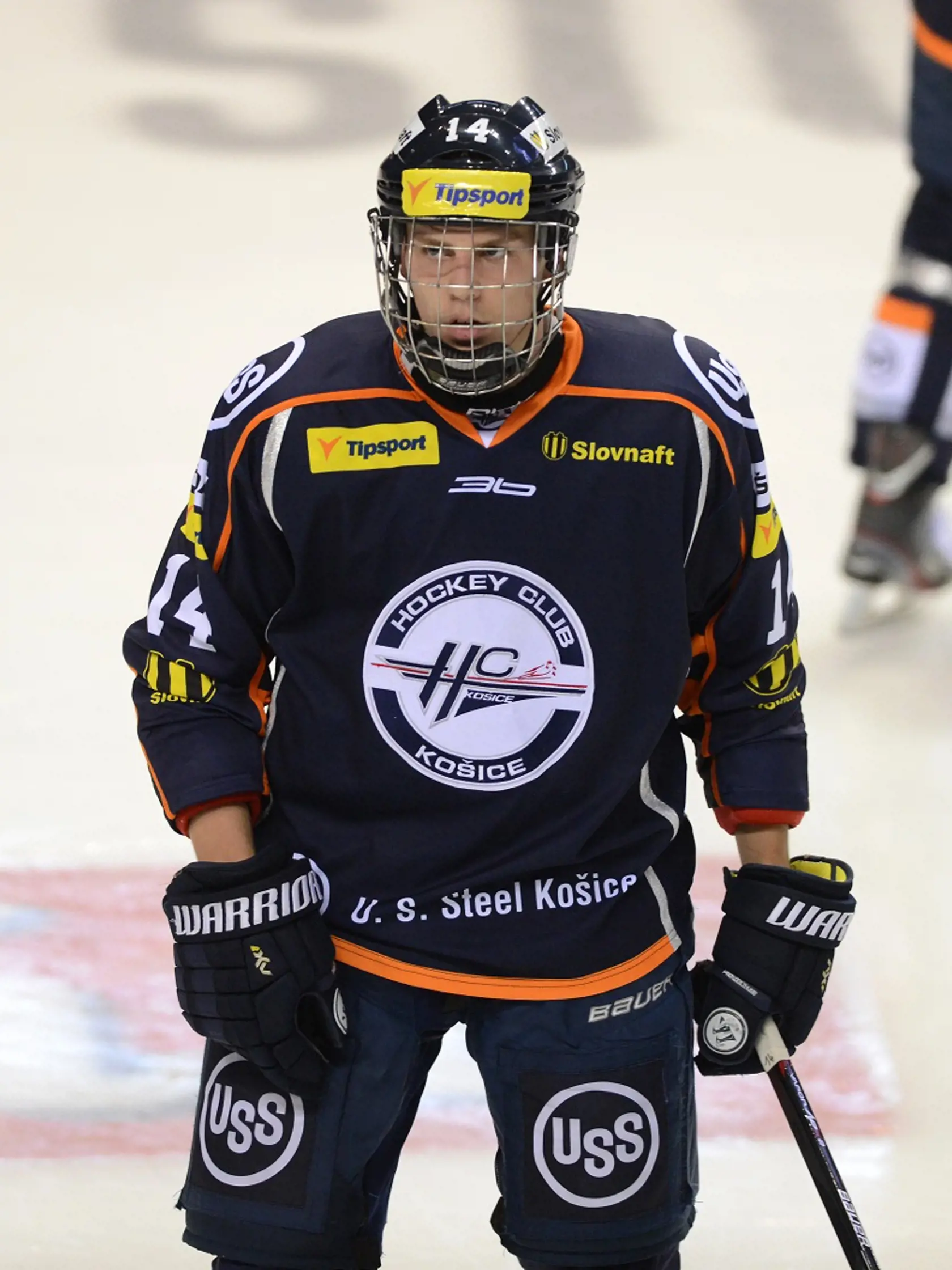 Skauti klubov NHL čoraz častejšie vyhľadávajú zápasy HC Košice. V drese slovenského majstra púta ich pozornosť 17-ročný obranca Erik Černák (na snímke). Na zápase proti Piešťanom bol prítomný legendárny český hokejista Jiří Hrdina, ktorý pracuje ako vyhľadávač talentov pre Dallas Stars a zvedavý bol na košického hráča s číslom 14. Košice, 12. októbra 2014. FOTO TASR - František Iván