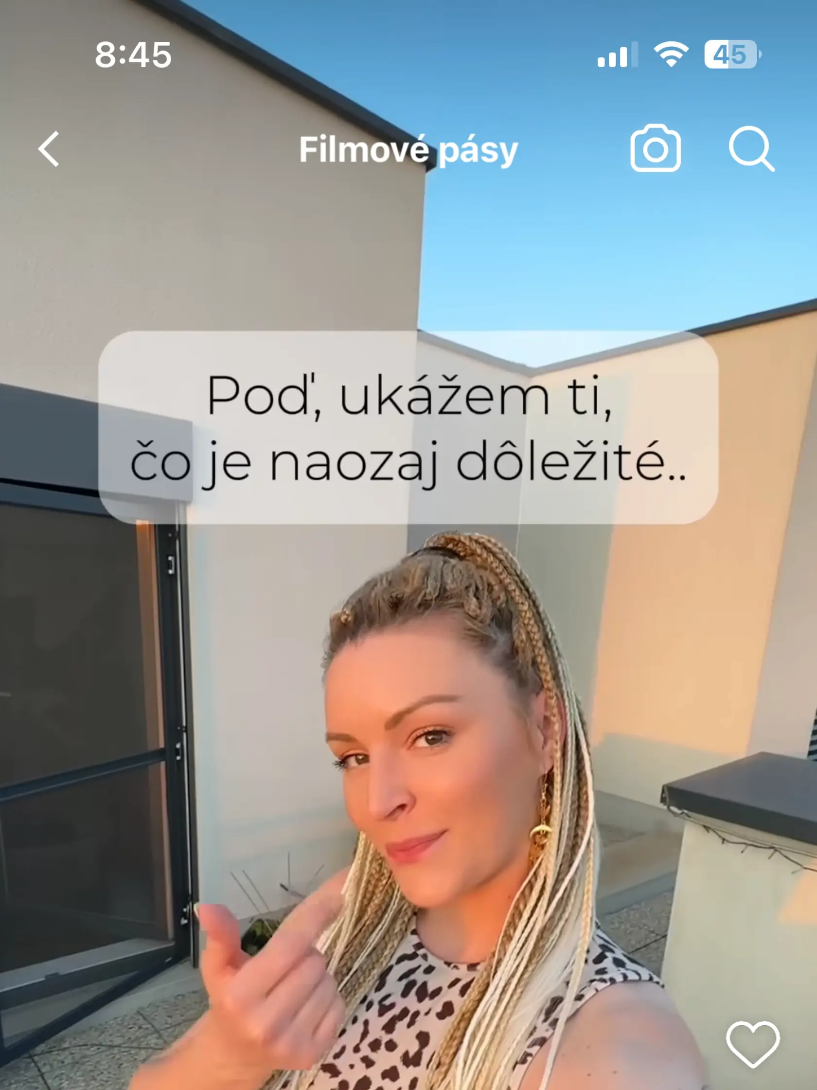 Barbora si užíva výhľady z tejto terasy.