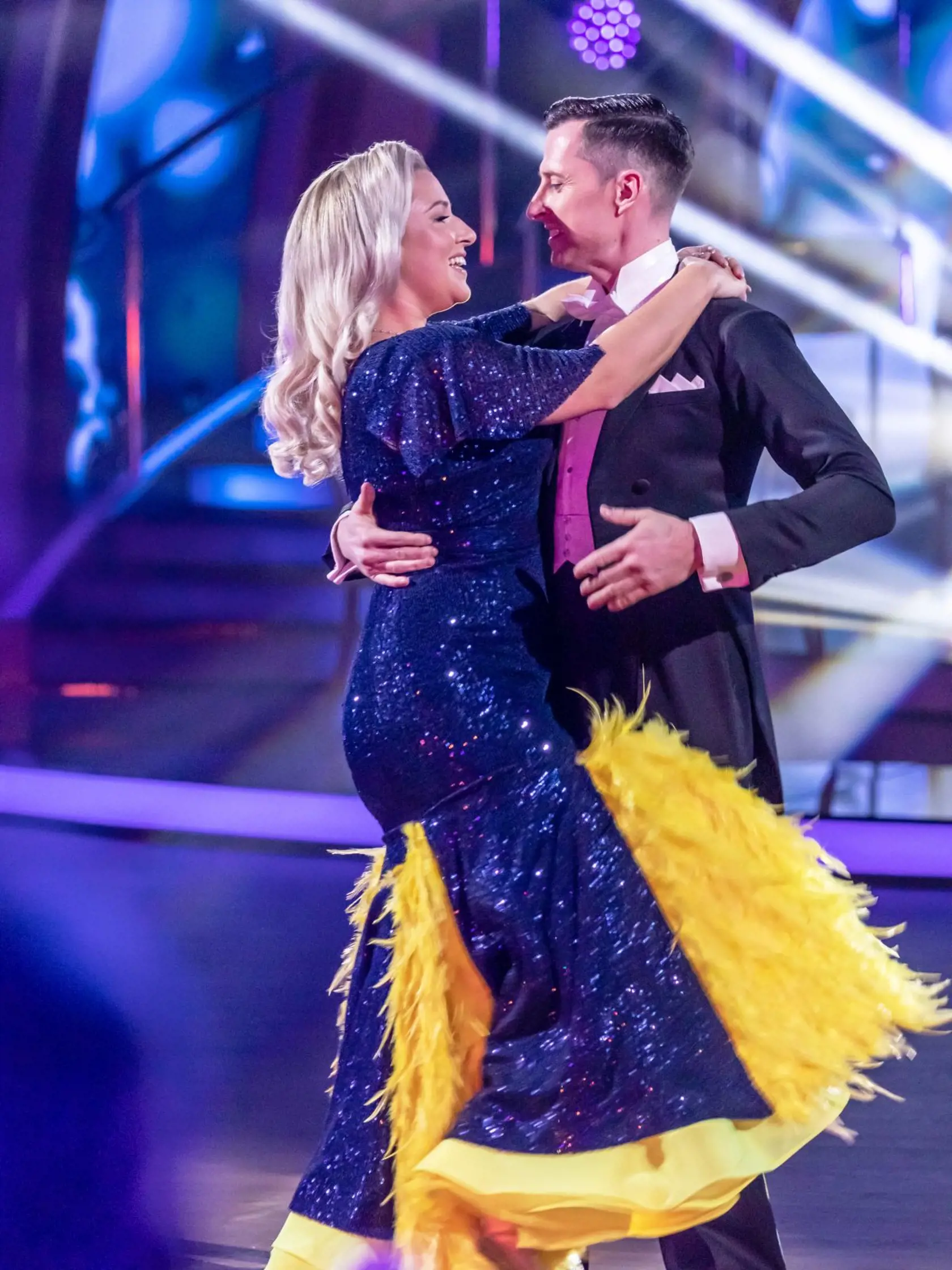 Dominika Cibulková a Róbert Pavlík počas svojho vystúpenia 1. kola Let's Dance. Dominika, na to, že nikdy predtým netancovala, ohúrila výkonom a poklonu jej zložil aj samotný Ďurovčík.