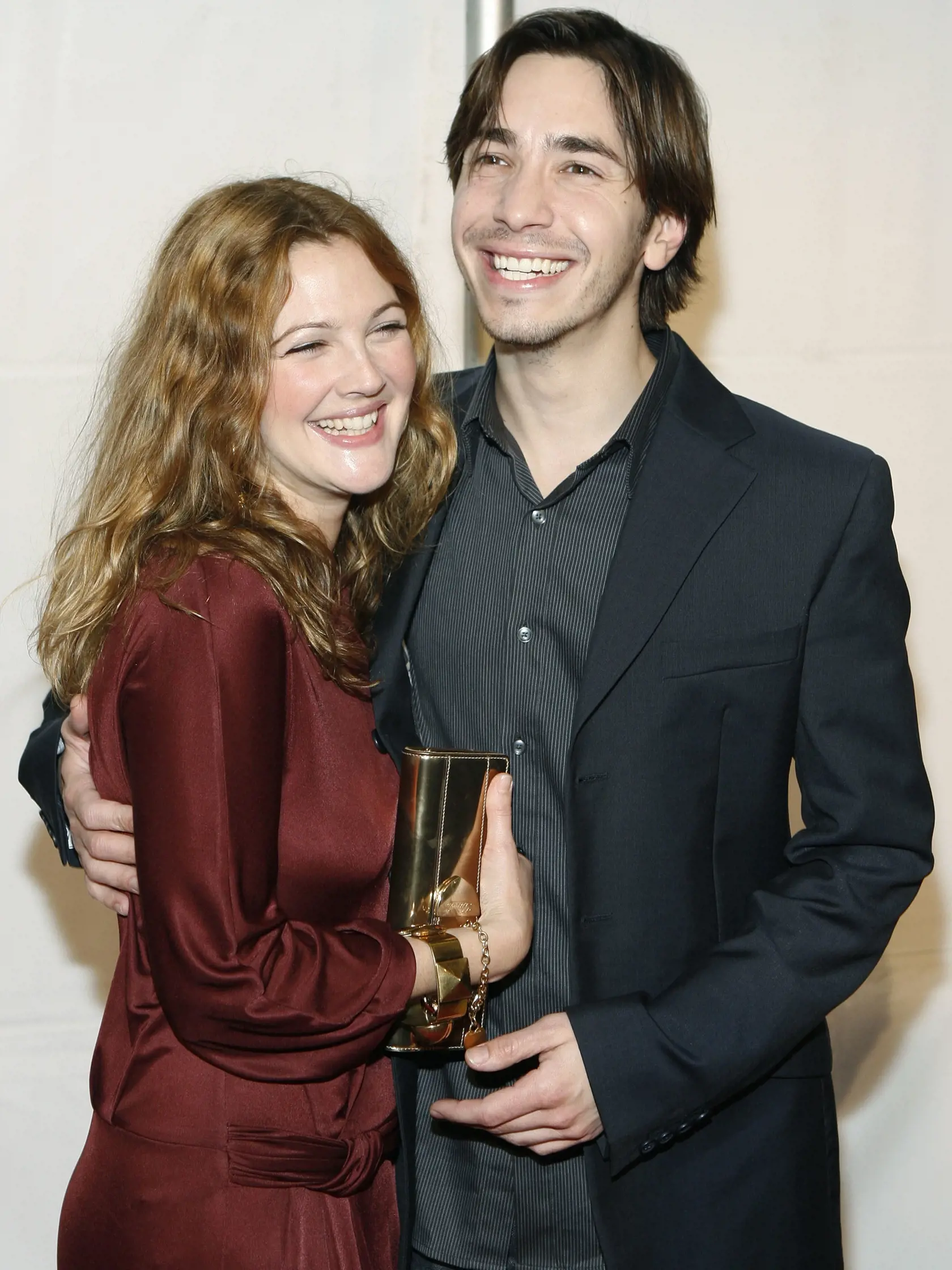 KK10 Los Angeles - Herci Justin Long (vpravo) a Drew Barrymorová prichádzajú na premiéru " Vince Vaughn's Wild West Comedy Show" 28. januára 2008 v Los Angeles. FOTO TASR/AP