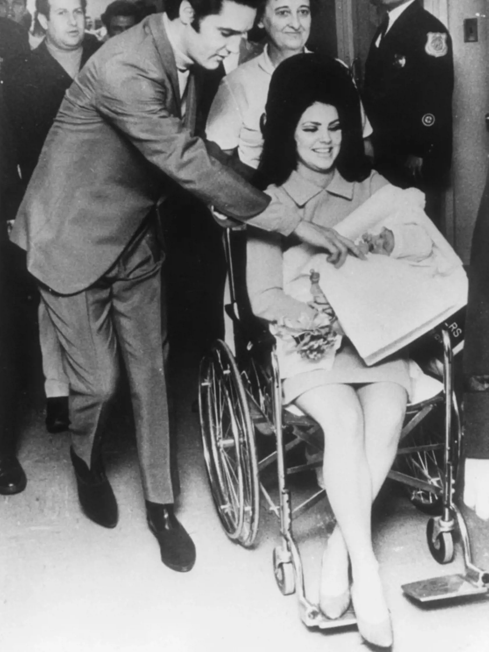 Priscilla Presley s manželom Elvisom po narodení Lisy Marie.