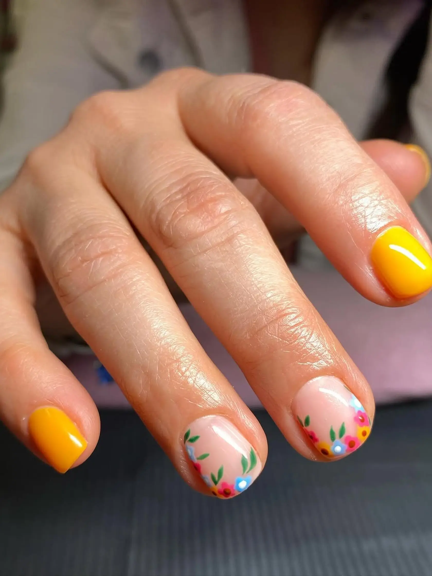 Kvetinová manikúra od  @porfiriasnailart