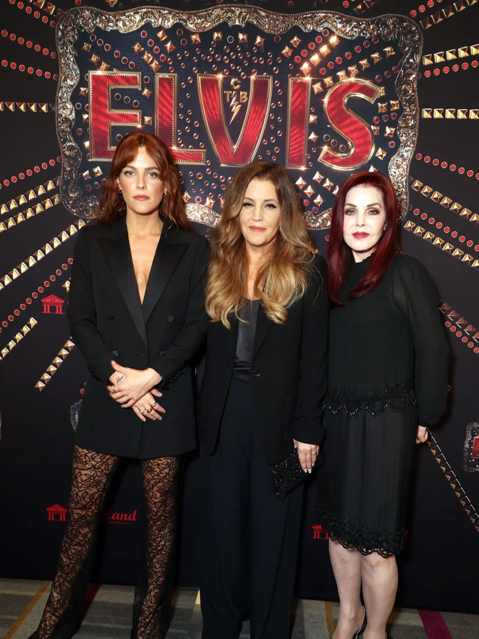 K bývalej manželke speváka Priscille (77) sa v sobotu večer pri premietaní filmu Elvis v Memphise pripojila aj ich dcéra speváčka Lisa Marie (54) a vnučka herečka Riley Keough (33).