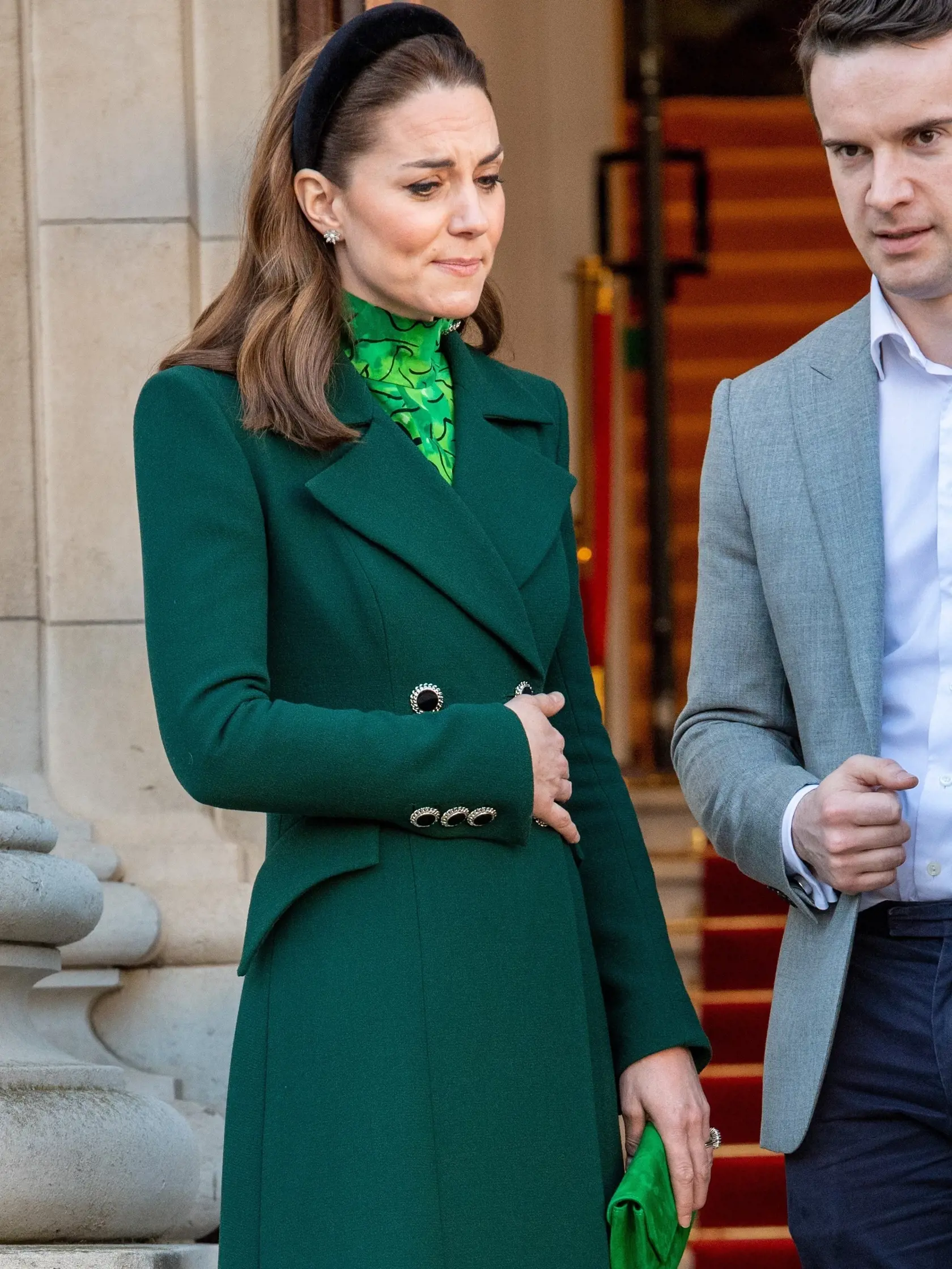 William prezradil, že Kate má pri sebe dve filipínske ošetrovateľky, ktoré sú vraj úžasne láskavé. A prečo padla voľba práve na ženy z juhovýchodnej Ázie? Sú totiž známe vrodenou trpezlivosťou a hlavne lojálnou mlčanlivosťou! Ich služby preto napríklad využila aj domácnosť Karla Gotta.
