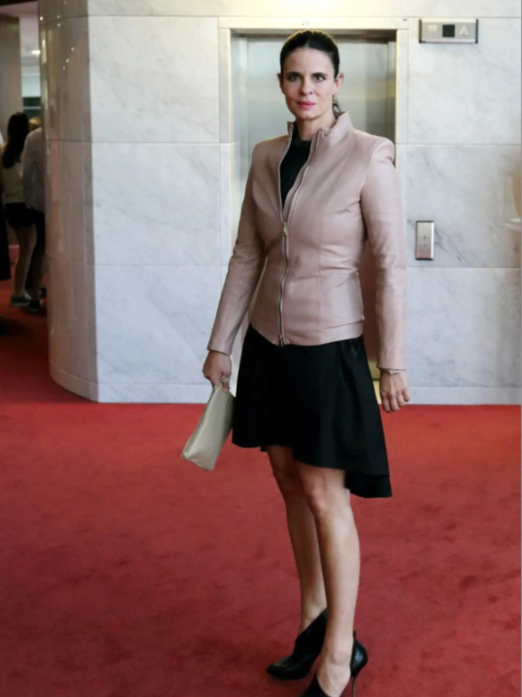 Napriek obrovským horúčavám prišla medzi ľudí Zuzana Fialová v púdrovej koženke. K outfitu si obula skutočne zaujímavé ihličky. 