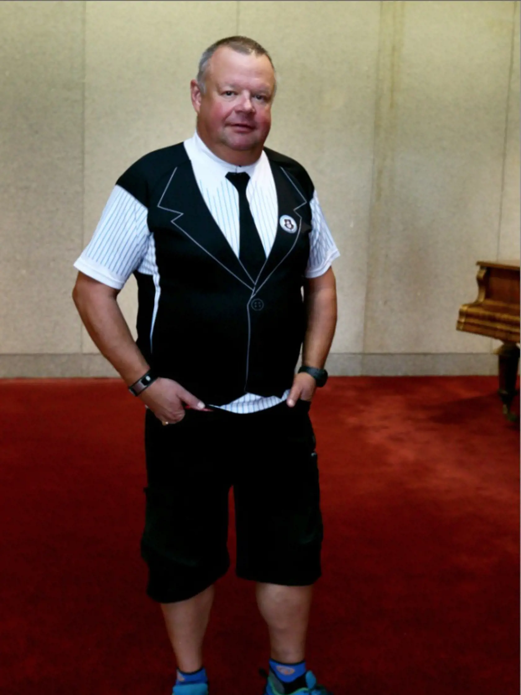 Herec Ivan Tuli Vojtek si obliekol kravatu, vestičku, kraťasy a k tomu tenisky so športovými ponožkami ako na vysokohorskú túru. Nuž, v skutku zaujímavá kombinácia. 