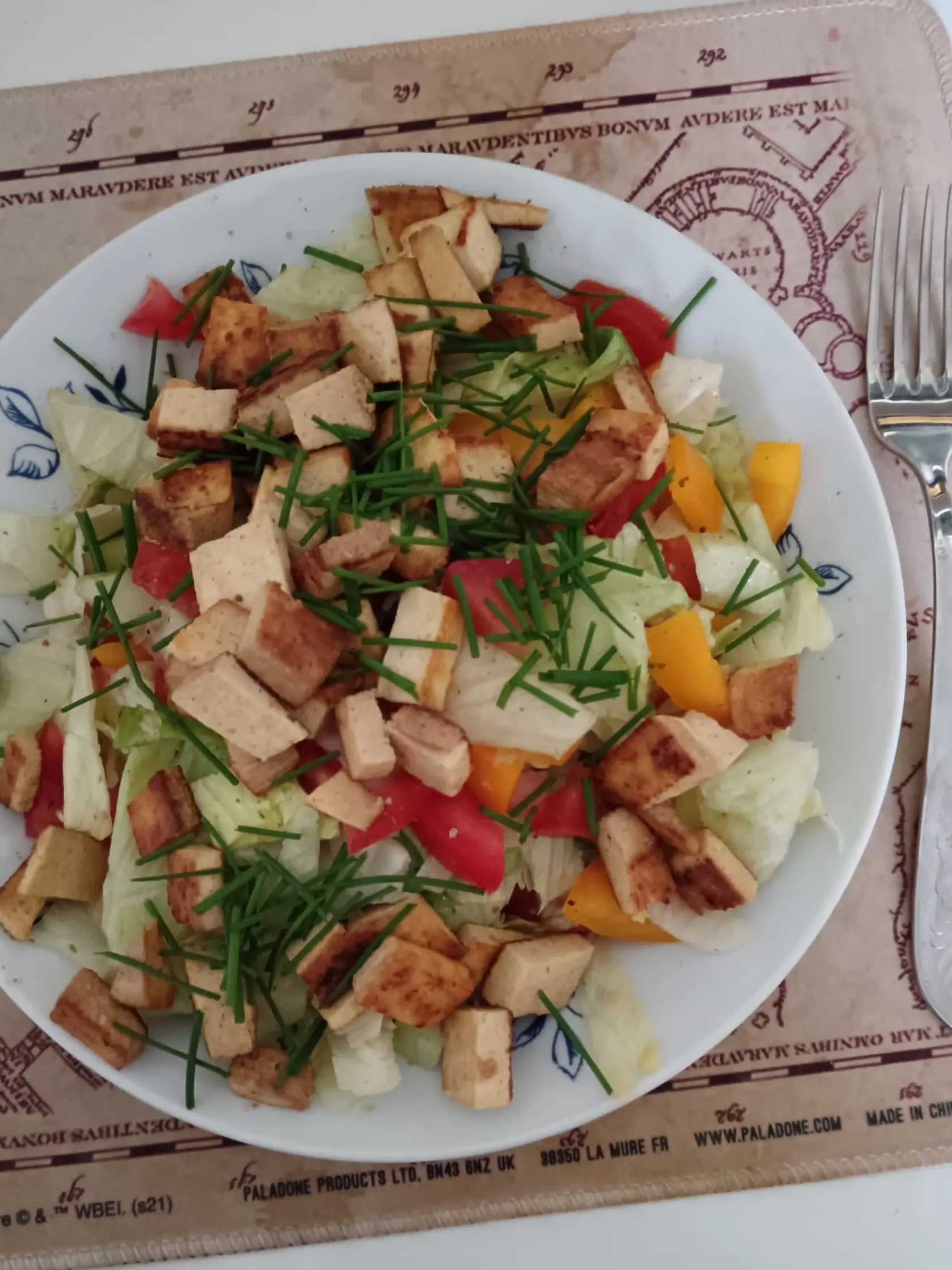 Pestrosť? Nie, nemám pestré stravovanie. Jedlá sa opakujú. Jediné, čo je pestré, sú jednotlivé ingrediencie na tanieri. Konkrétne tu mám opečené tofu marinované so zeleninovým šalátom (uhorka, paprika, paradajka, šalát) a pažítku, ktorú si pestujem na balkóne.