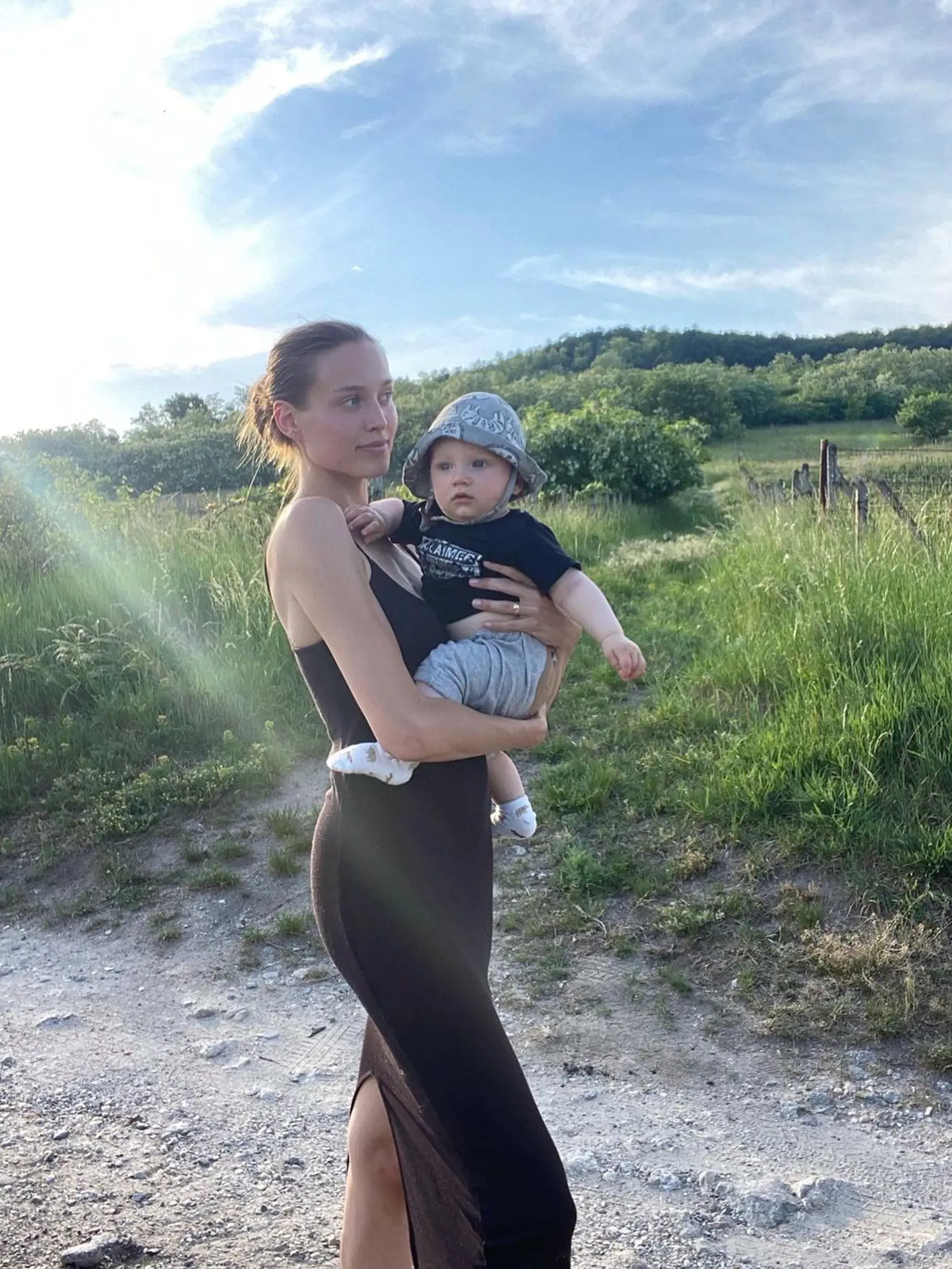 Adama Bardy sa môže pýšiť naozaj krásnou rodinkou.