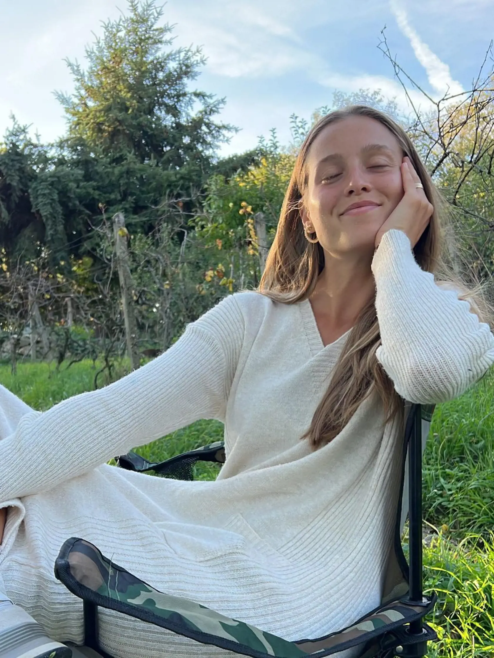 "Okolo tejto záhrady sme chodili 4 roky. Nakúkali na ňu cez plot a hovorili si, aké krásne by bolo mať len malý kúsok, niečo by sme zasadili alebo by sme len tak relaxovali v sieti a nič nerobili. A keď na tom malom kúsku teraz sme, rozprávame sa tak ako nikde, snívame, oddychujeme a sledujeme Alana ako sa každou návštevou záhrady mení a aké je každé ročné obdobie na tomto malom kúsku čarovné."