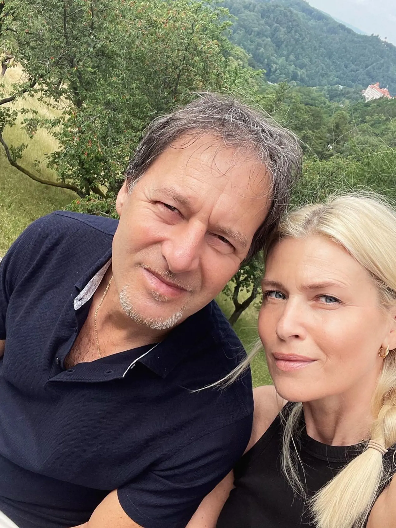 "Před a po, ve smokingu i teplákách, na červeném koberci nebo na poli, ale hlavně spolu," napísala Daniela pod fotku.