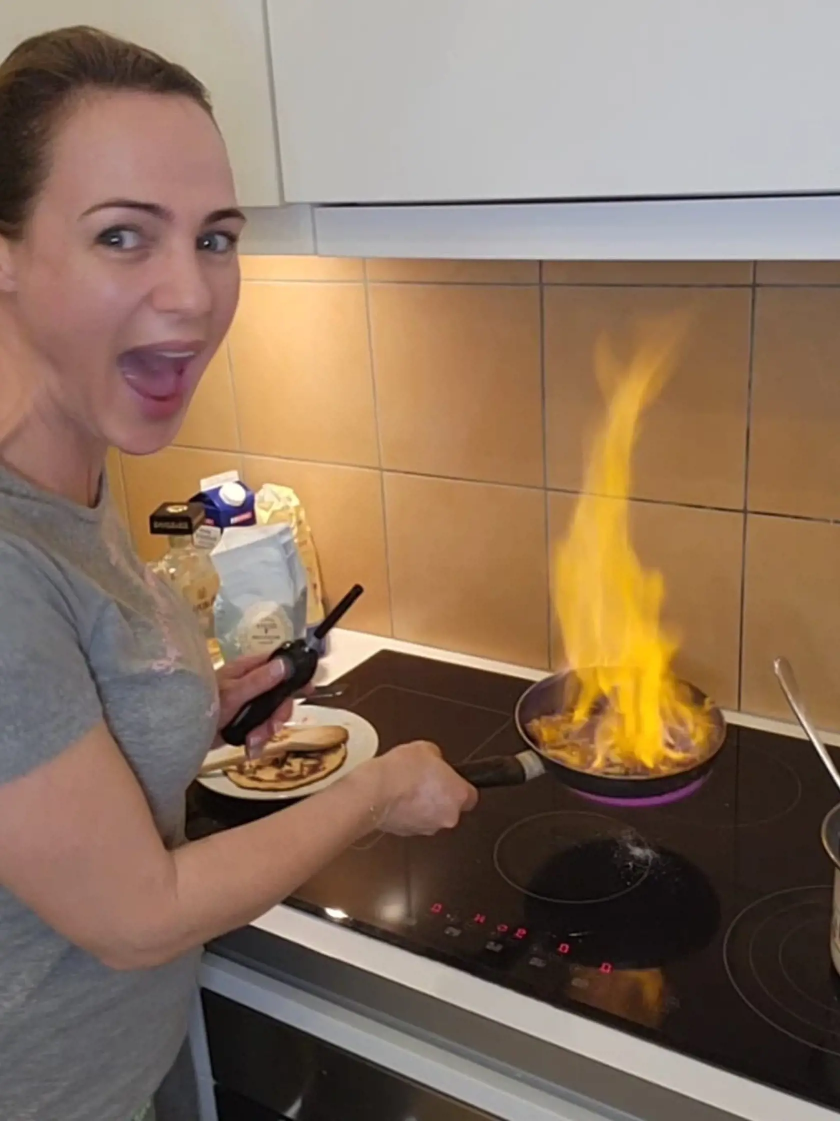 Adriana a jej emócia pri flambovaní. Obočie ani kuchyňa nezhoreli, trhanec s vanilkovým krémom chutil eñoñuño.
