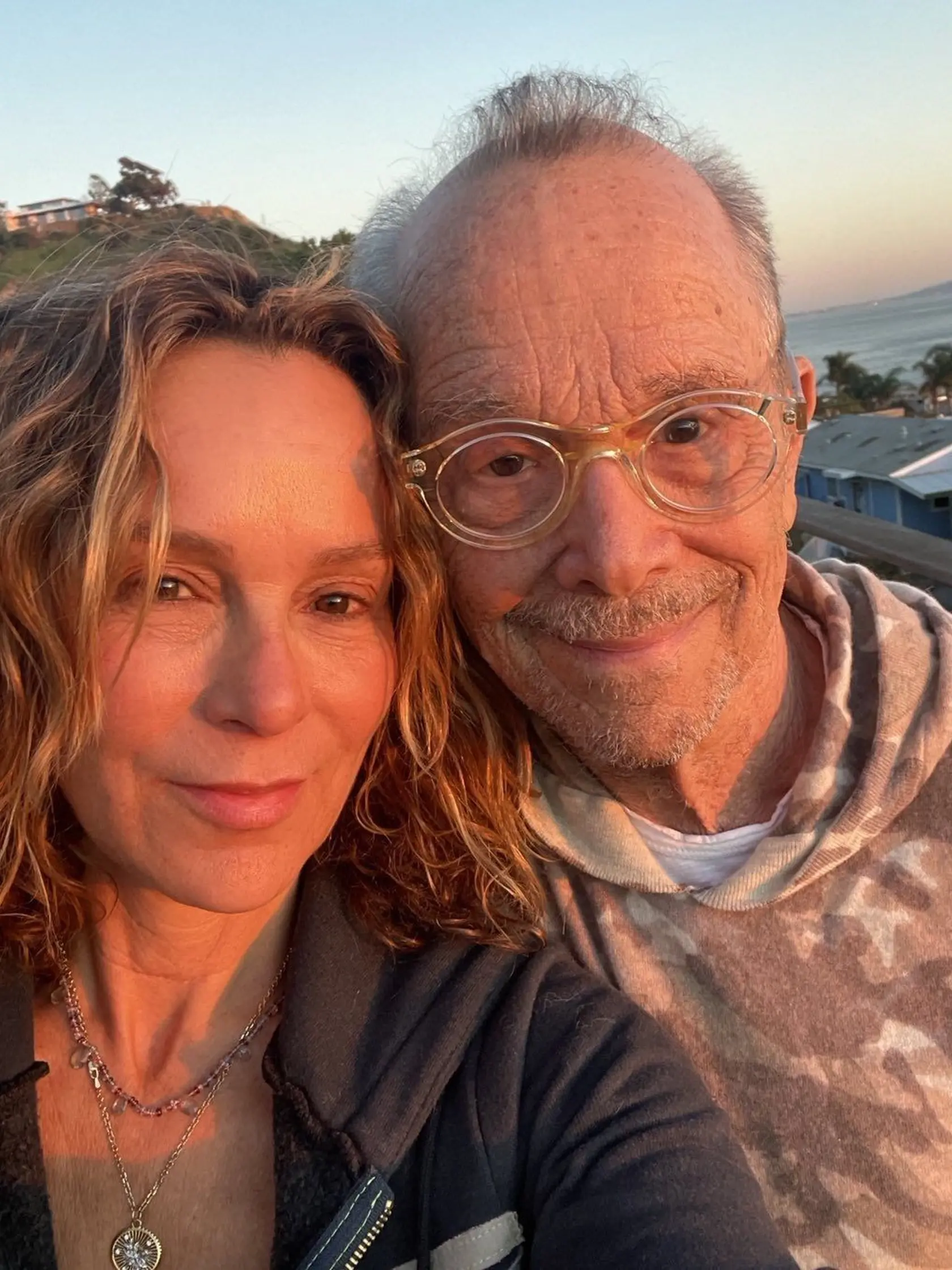 Jennifer Grey na aktuálnom zábere so svojím otcom. On má 89 rokov a počas pandémie sa dlho nemohli stretnúť. Majú blízky vzťah. Jennifer kučery aj po rokoch zostali, ale inak sa už na tú krehkú Baby, ktorú si pamätáme, nepodobá.