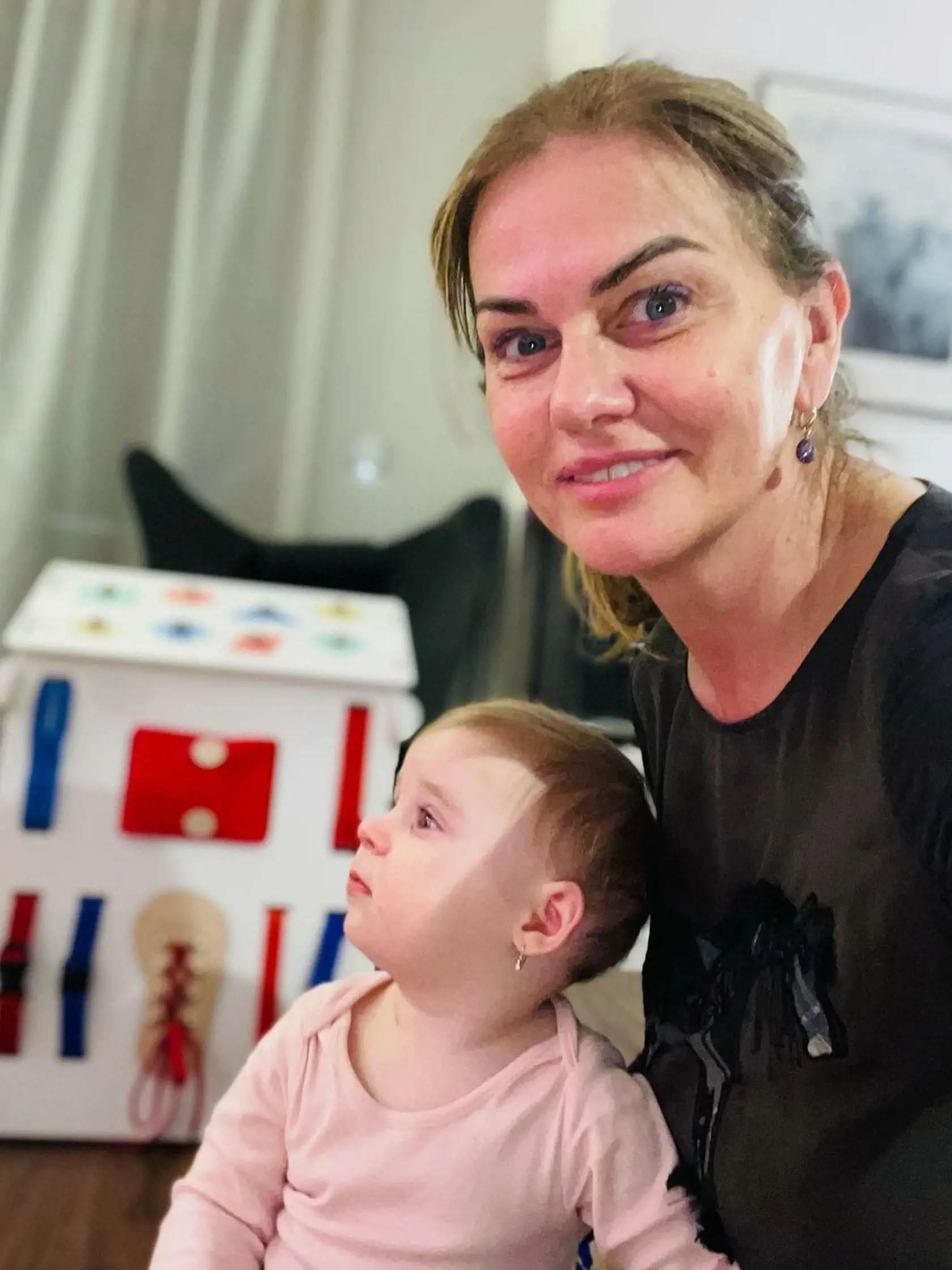 Hlásime sa po dvoch dňoch, covidujeme totiž všetci traja, žiaľ. Maťo to už má pomaly za sebou, Leuška začala včera. Zvláda to dobre, trošku teplotka a soplik, dúfame že to aj tak ostane. Ja som bez príznakov, môj partner s horúčkami štyridsiatkami a kašľom a slabosťou, tak mám “službu” 24/neviem ako dlho to potrvá #sme zaočkovaní no stalo sa. Znášame to však racionálne, aj keď to je, minimálne u Luba, vážnejšie, ale drží sa tiež statočne. Tak sa držte aj vy všetci #naozaj to nie je chrípočka🙏🏻