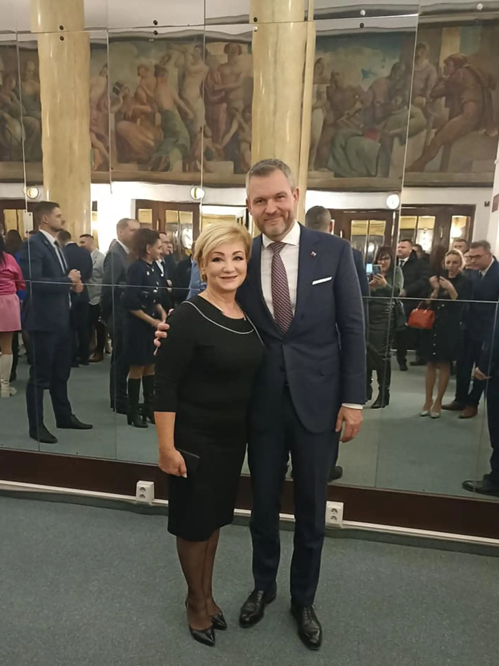 „Vo svojom rodisku, v Banskej Bystrici, dnes Peter Pellegrini oficiálne ohlásil svoju kandidatúru na post prezidenta Slovenskej republiky. Boli sme pri tom a budeme stáť pri Petrovi aj  počas celej a určite nesmiernej náročnej kampane,“ pochválila sa zábermi bývalá ministerka kultúry Ľubica Laššáková.