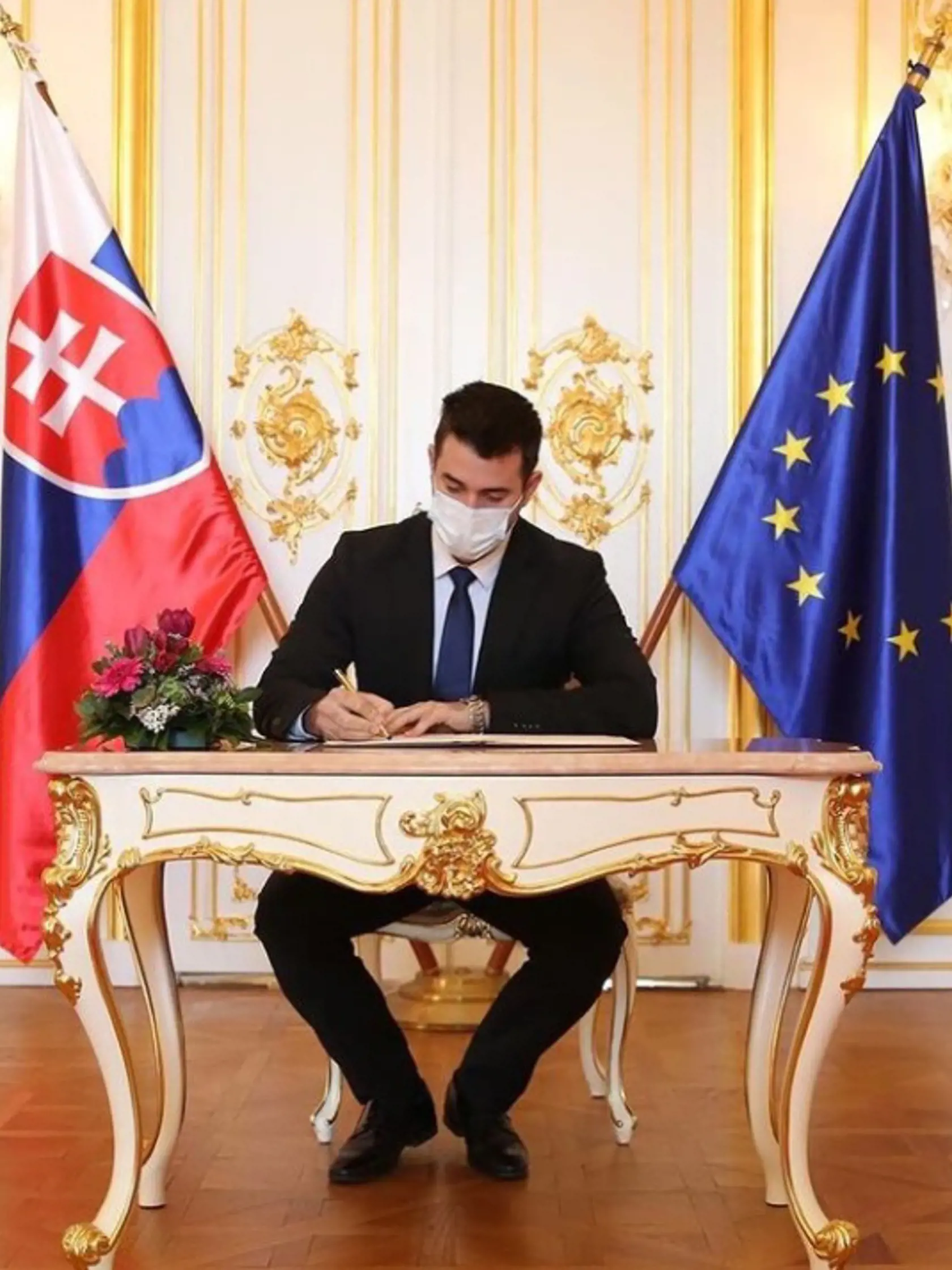 Situáciu v hnutí ostro skritizoval aj bývalý poslanec Erik Ňarjaš.