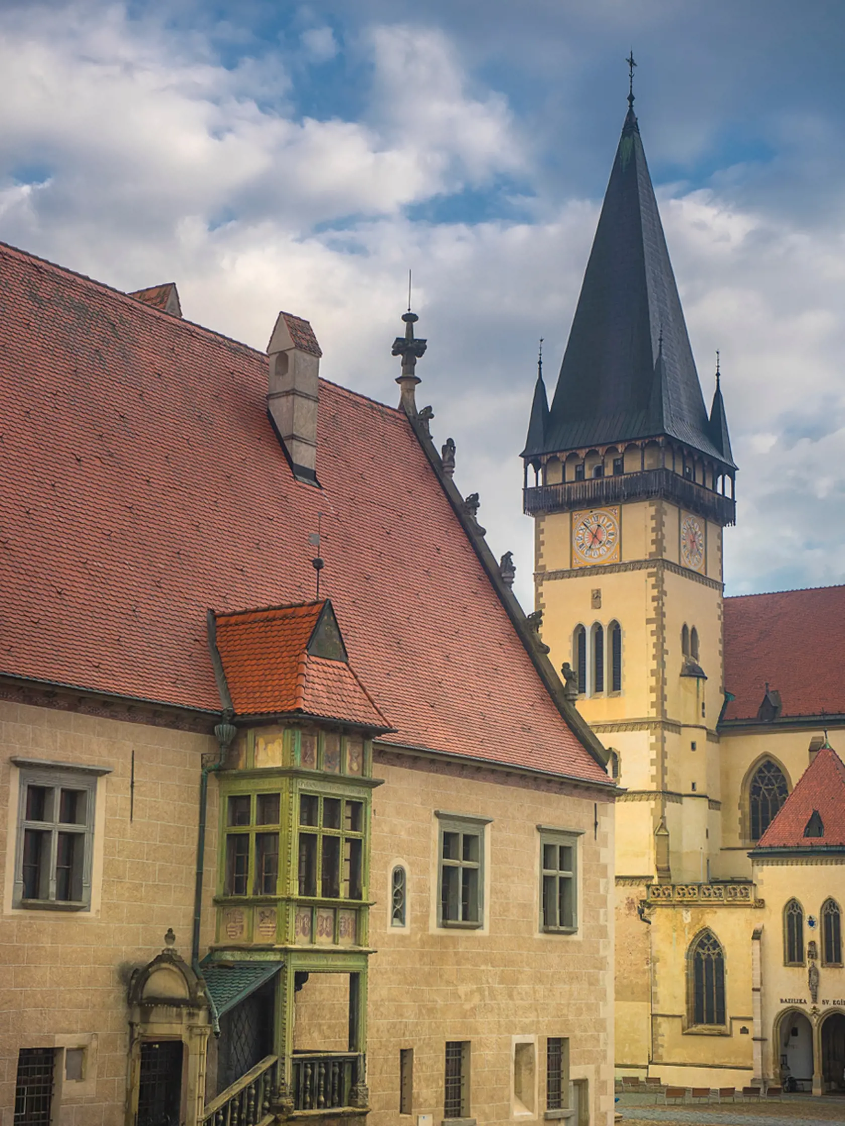 Mestská radnica zo 16. storočia, za ňou Bazilika minor sv. Egídia, rovnako stará.