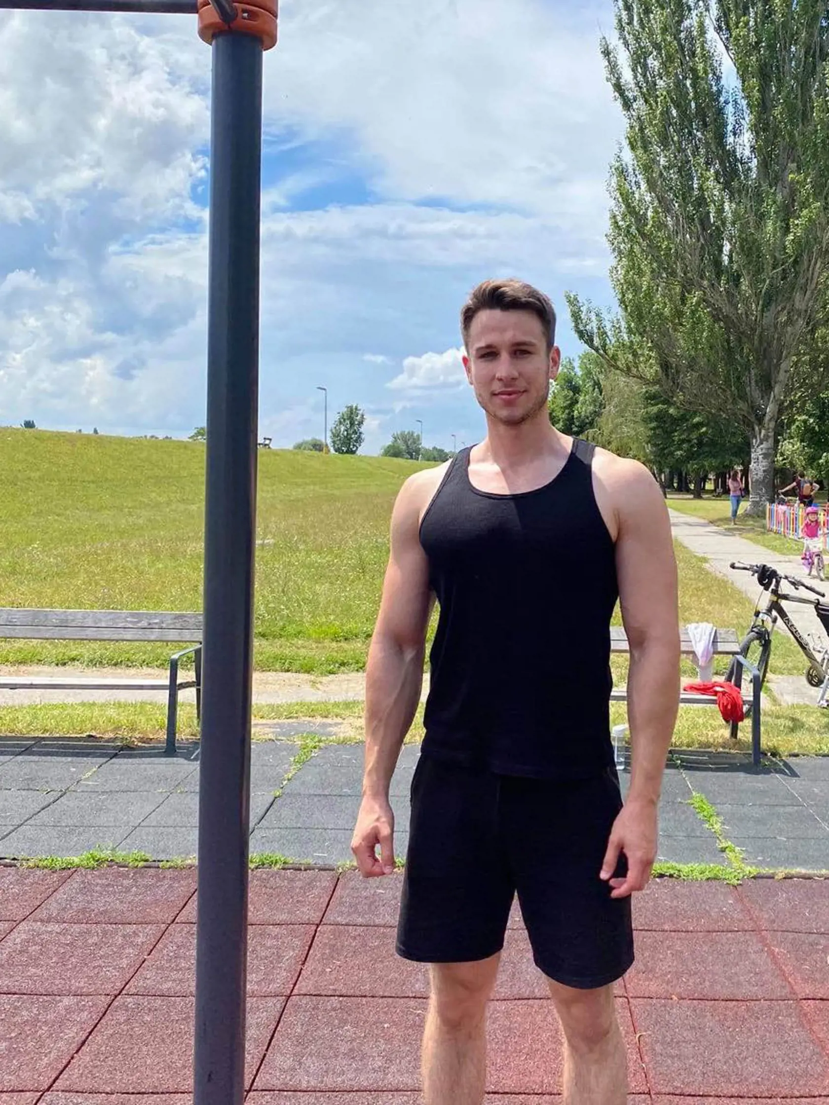 Preliezky nie sú len pre deti - napísal poslanec Andrej Stančík (OĽaNO) streetworkoutovemu ihrisku, kde si aj on zacvičil s vlastným telom.