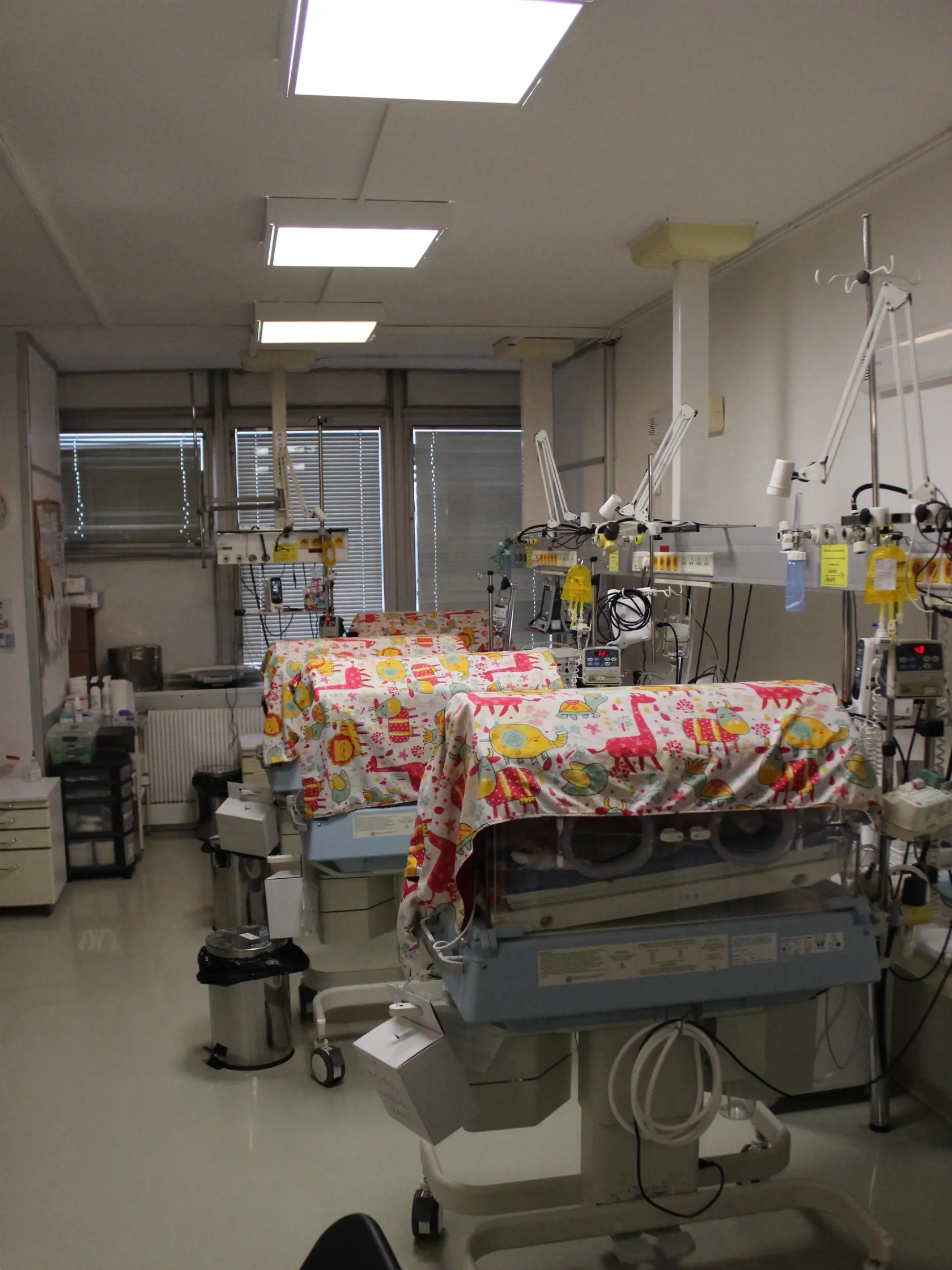 Oddelenie neonatologickej intenzívnej medicíny DFN Košice. Záber je z Jednotky vysokošpecializovanej starostlivosti pre novorodencov.