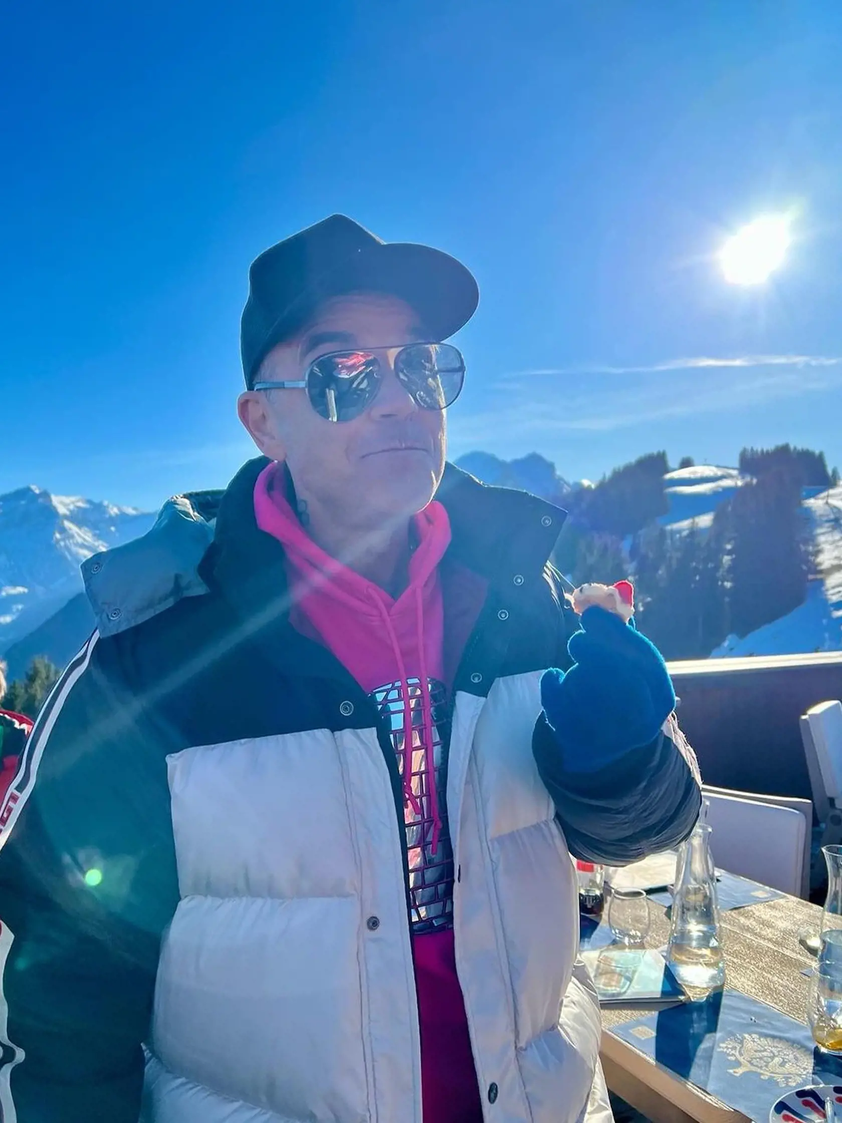 Robbie Williams oslávil 50. narodeniny s rodinou vo Švajčiarsku.