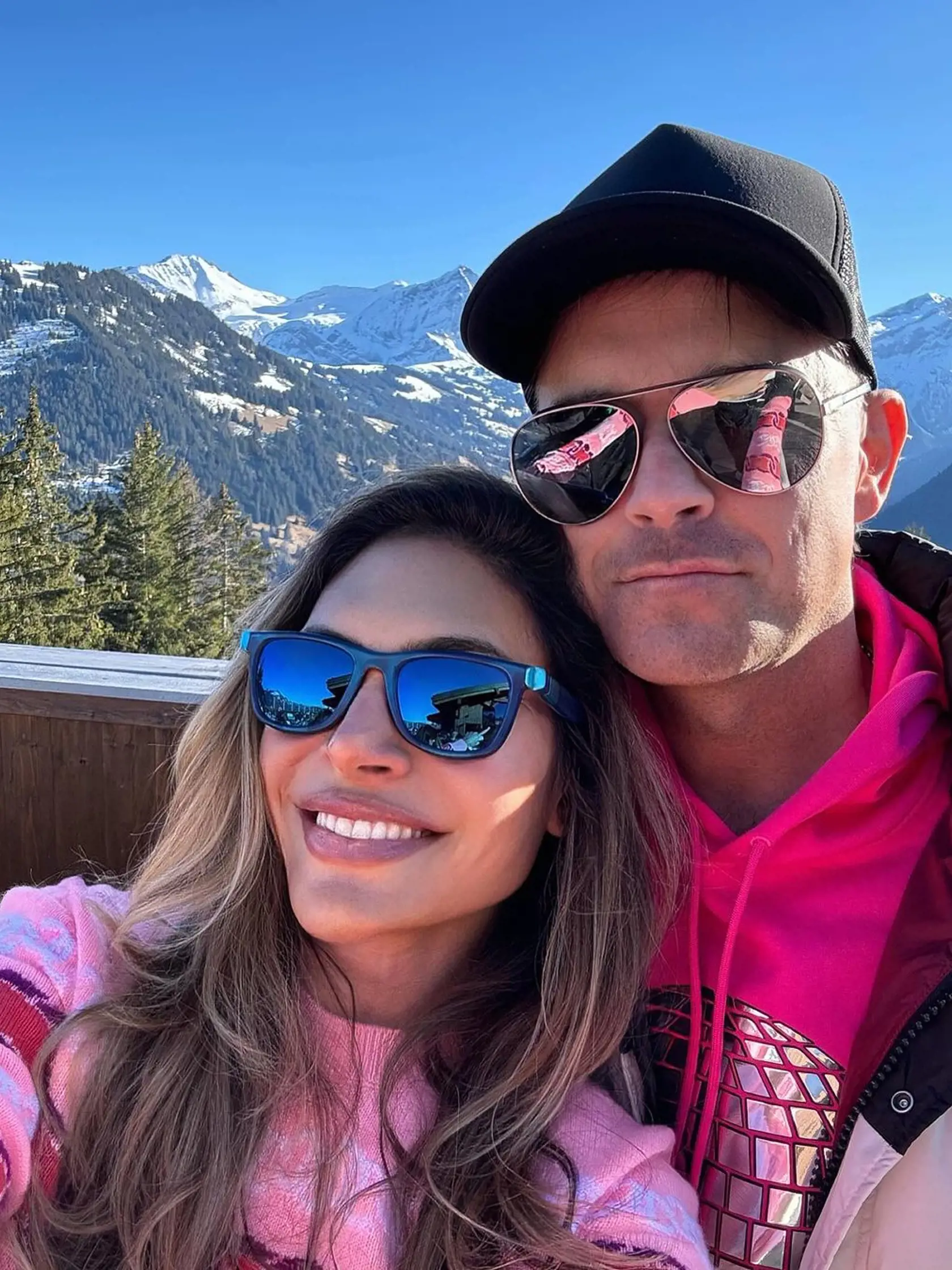 Robbie Williams oslávil 50. narodeniny s rodinou vo Švajčiarsku.