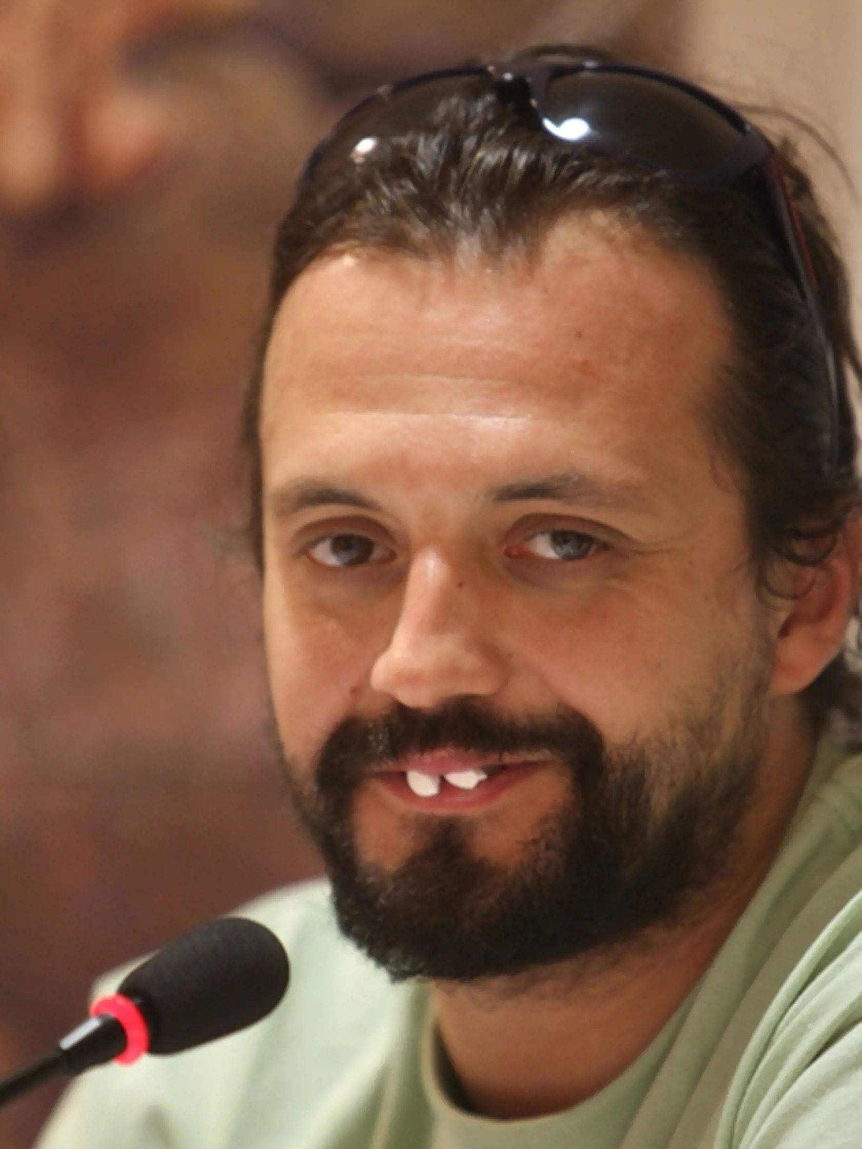 Na tlačovej konferencie si takto s cukríkmi zažartoval Marián Čekovský.