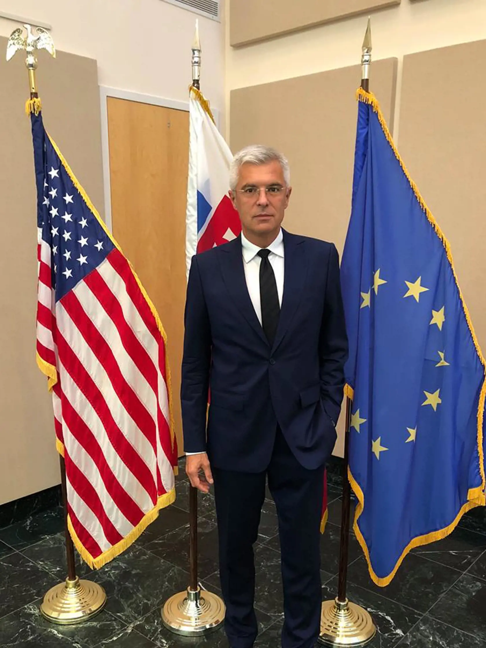 Na pôvodnom zábere Korčok prekrýval našu vlajku.