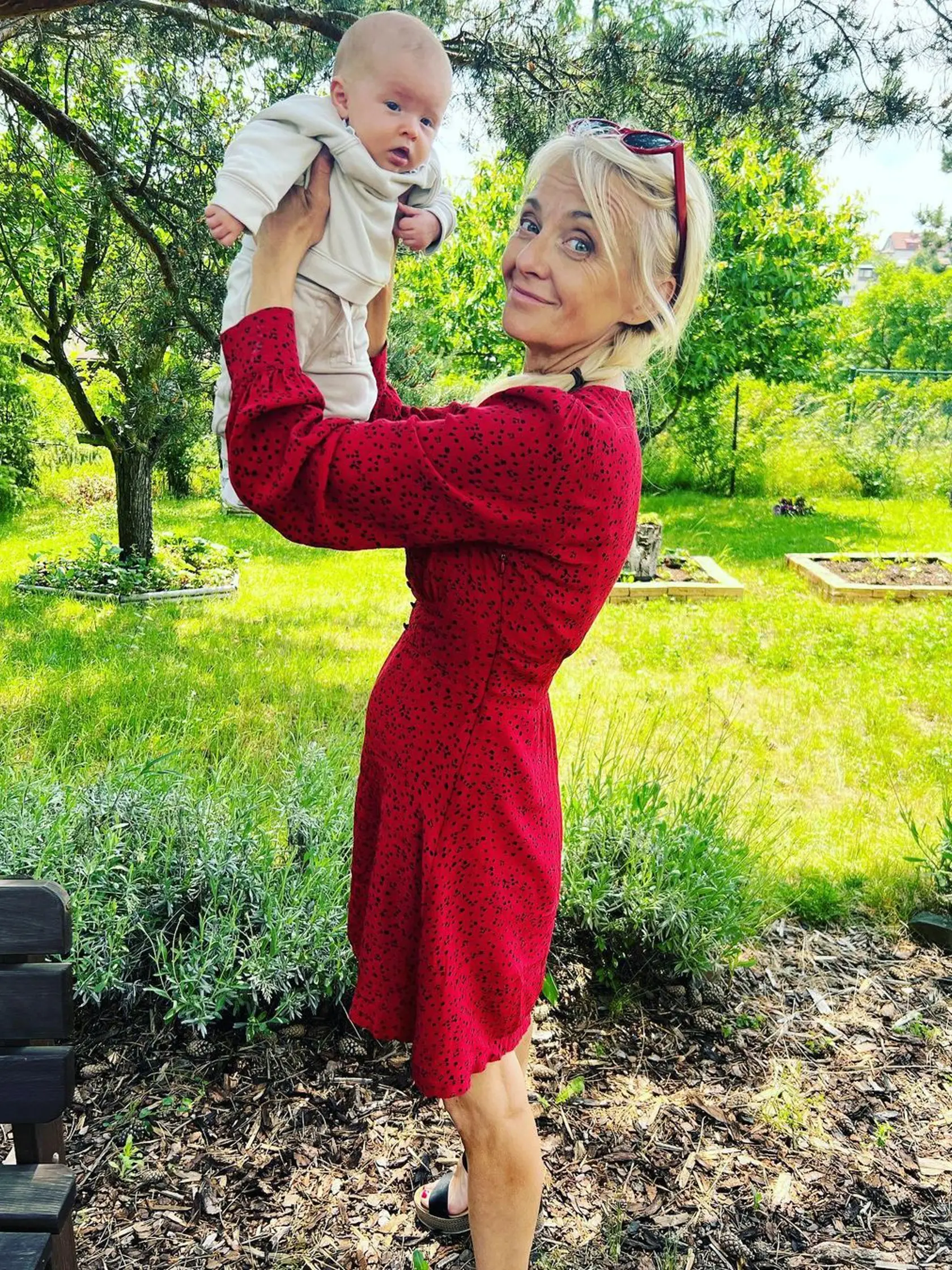 Veronika Žilková s vnučkou Rozárkou.