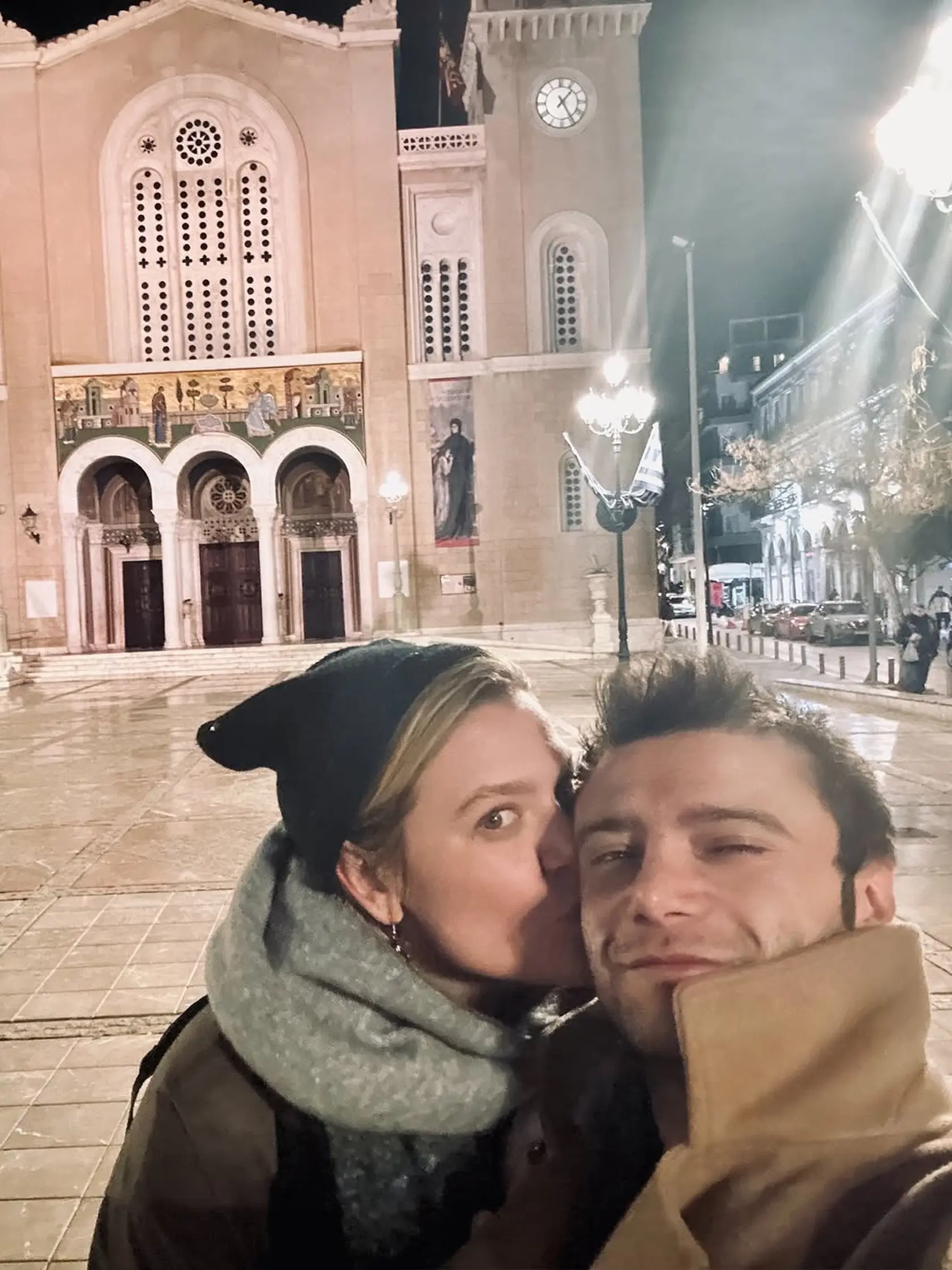 Rahmet alias Yağız Can Konyalı má 33 rokov a miluje cestovanie a fotografiu. Vyzerá úžasne. S priateľkou.