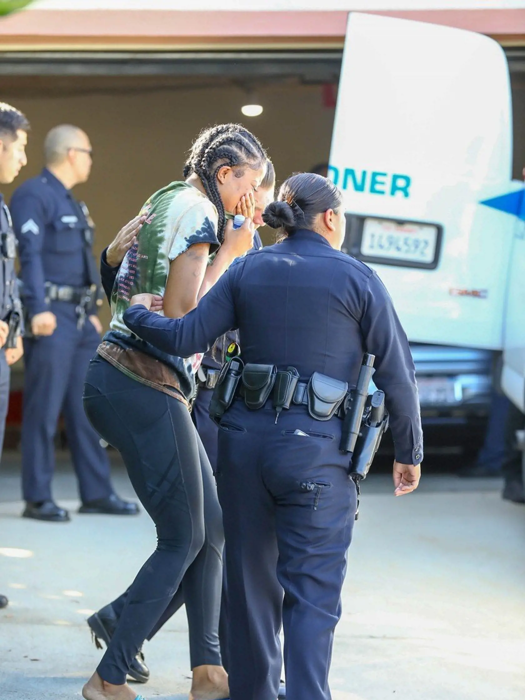 Polícia, priatela a rodina pred raperovym domom v Los Angeles.