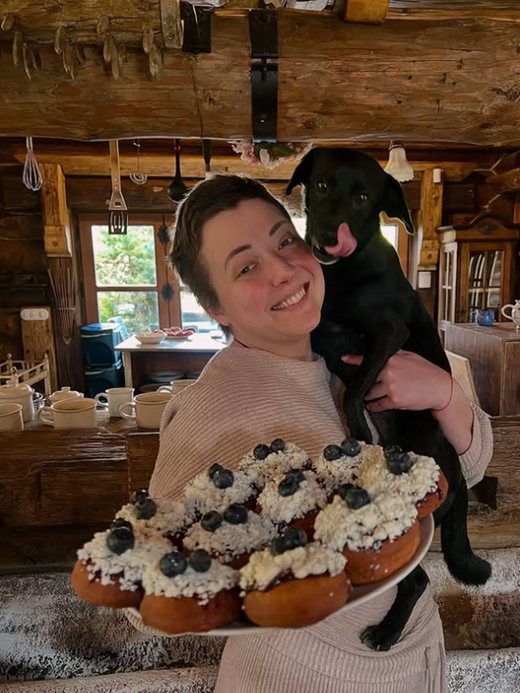 Anička a jej štvornohý miláčik.
