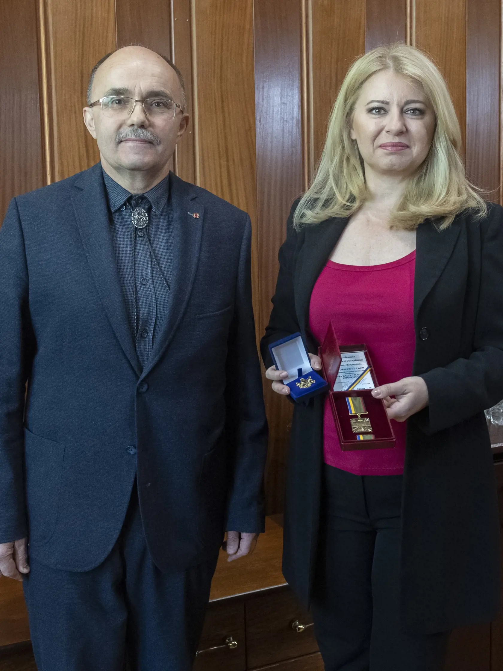 Na snímke vpravo prezidentka SR Zuzana Čaputová si preberá vyznamenanie od zástupcu fondu Ukrajinskej charitatívneho fondu v SR v sobotu 29. apríla 2023 v Kyjeve.