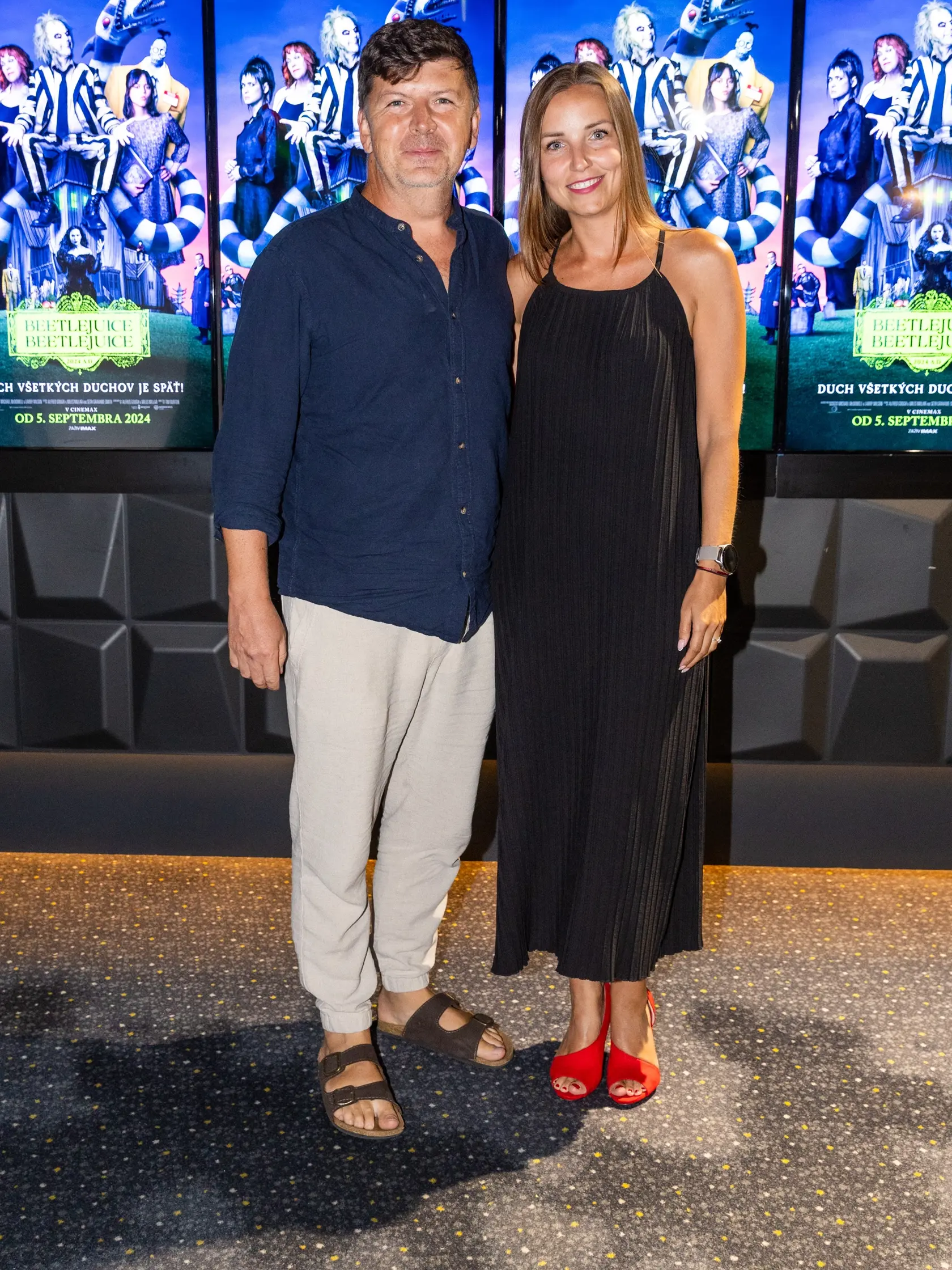 Premiéra filmu Beetlejuice Beetlejuice: Na snímke Andrej Bičan s partnerkou Miškou.
