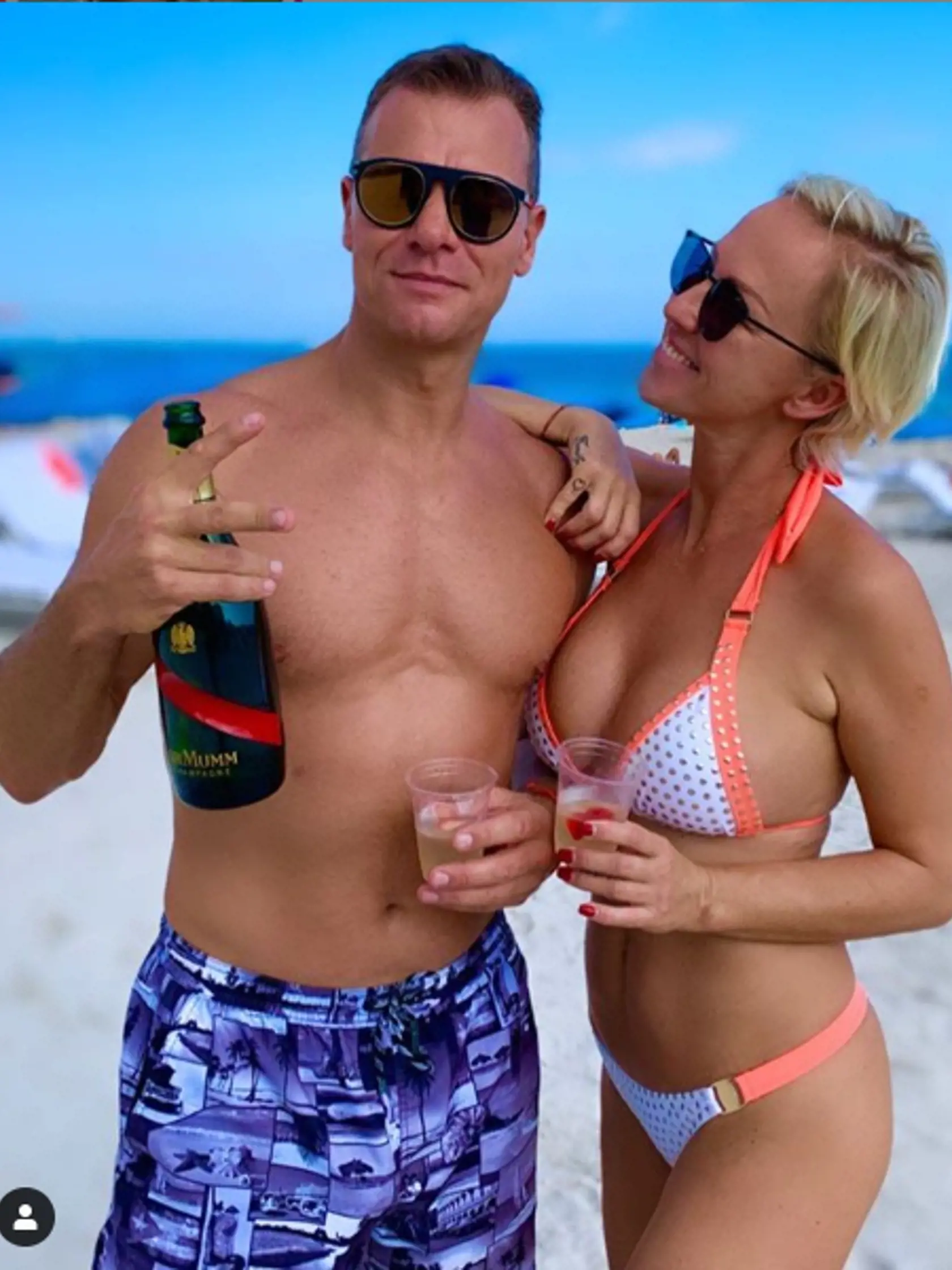 Naleješ mi už konečne?: Zuzana Belohorcová s manželom Vlastom oslavovali na pláži v Miami.