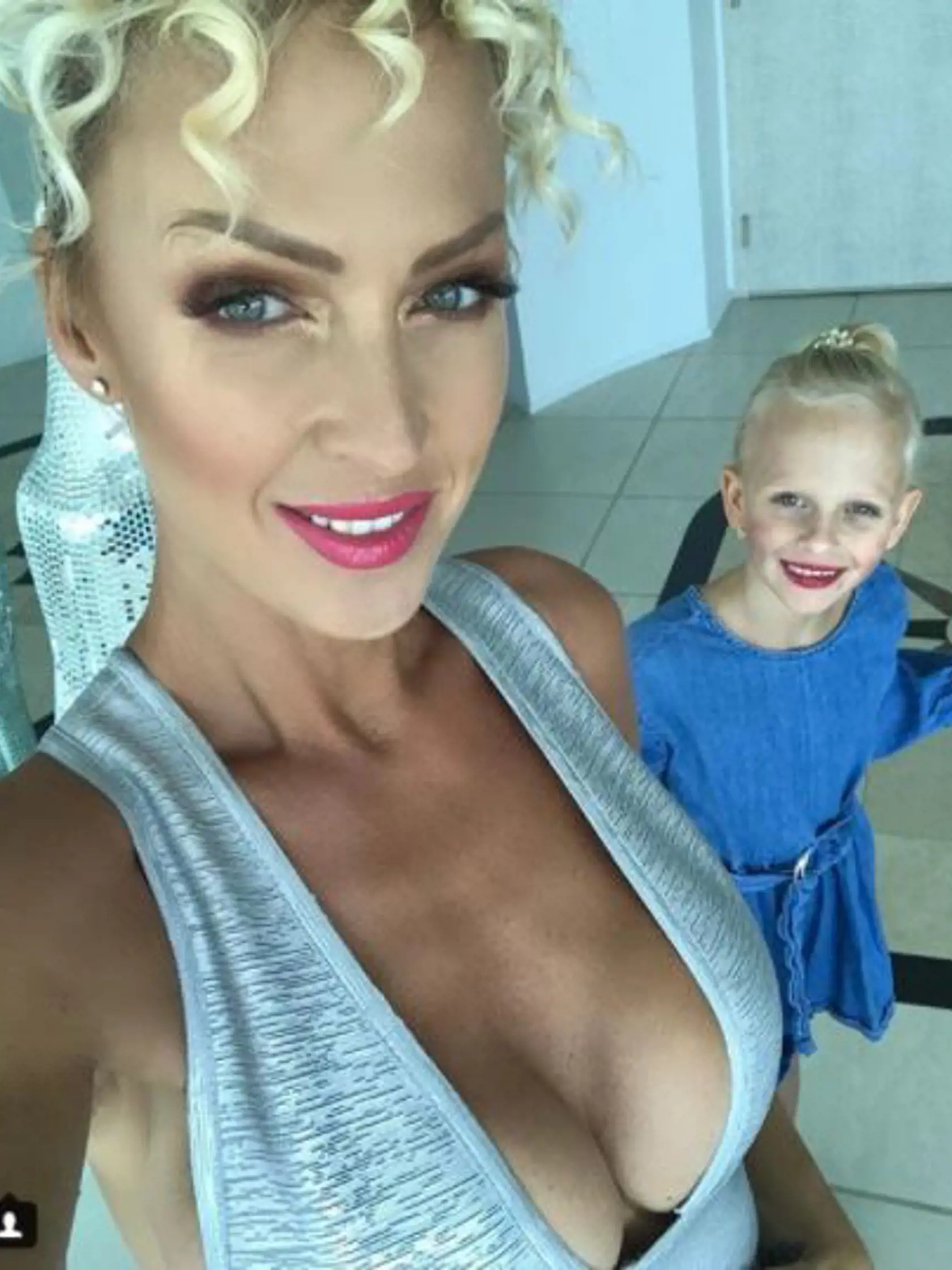 Mama a dcéra nachystané na párty.