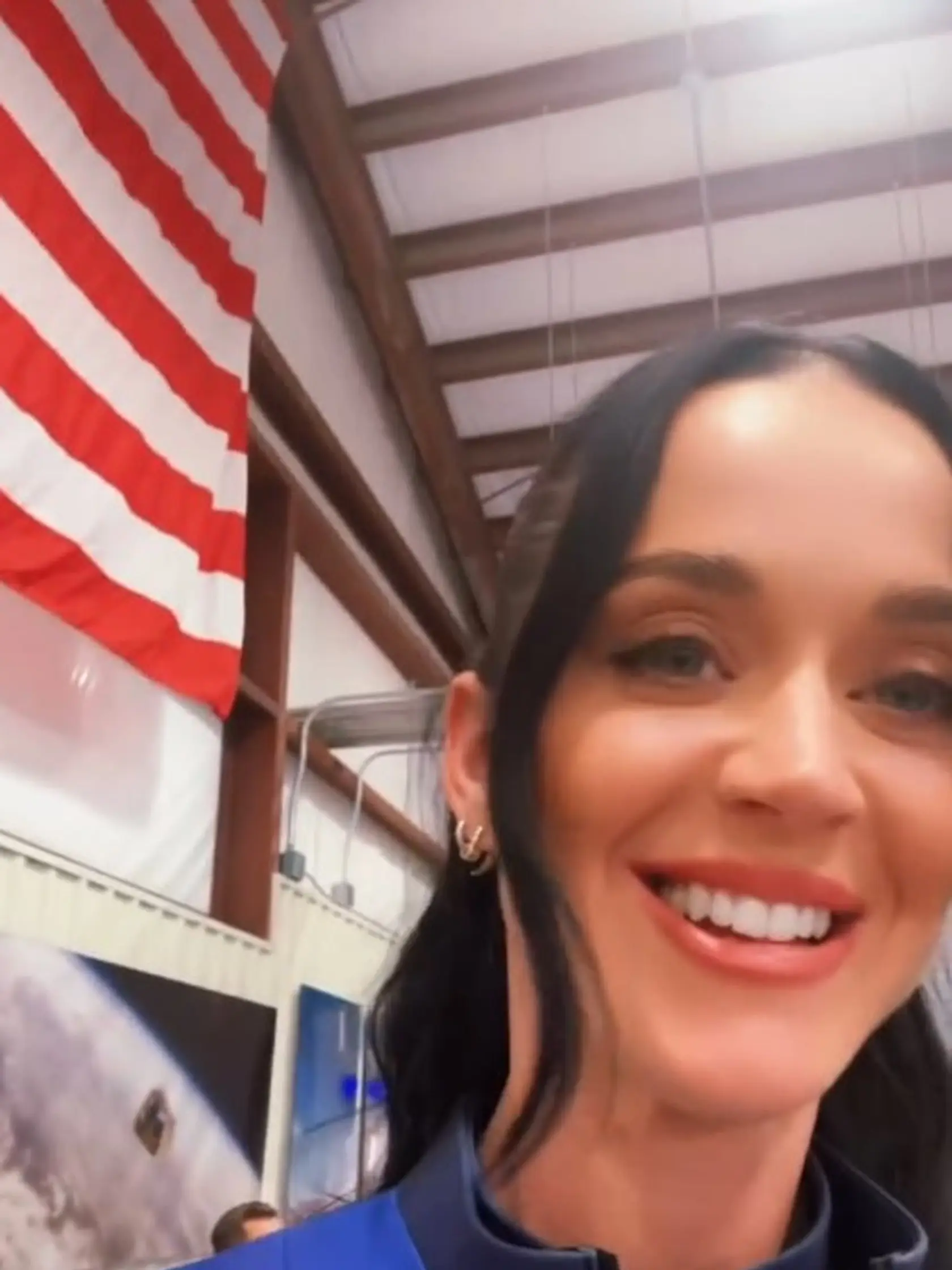 Katy Perry letí do vesmíru.