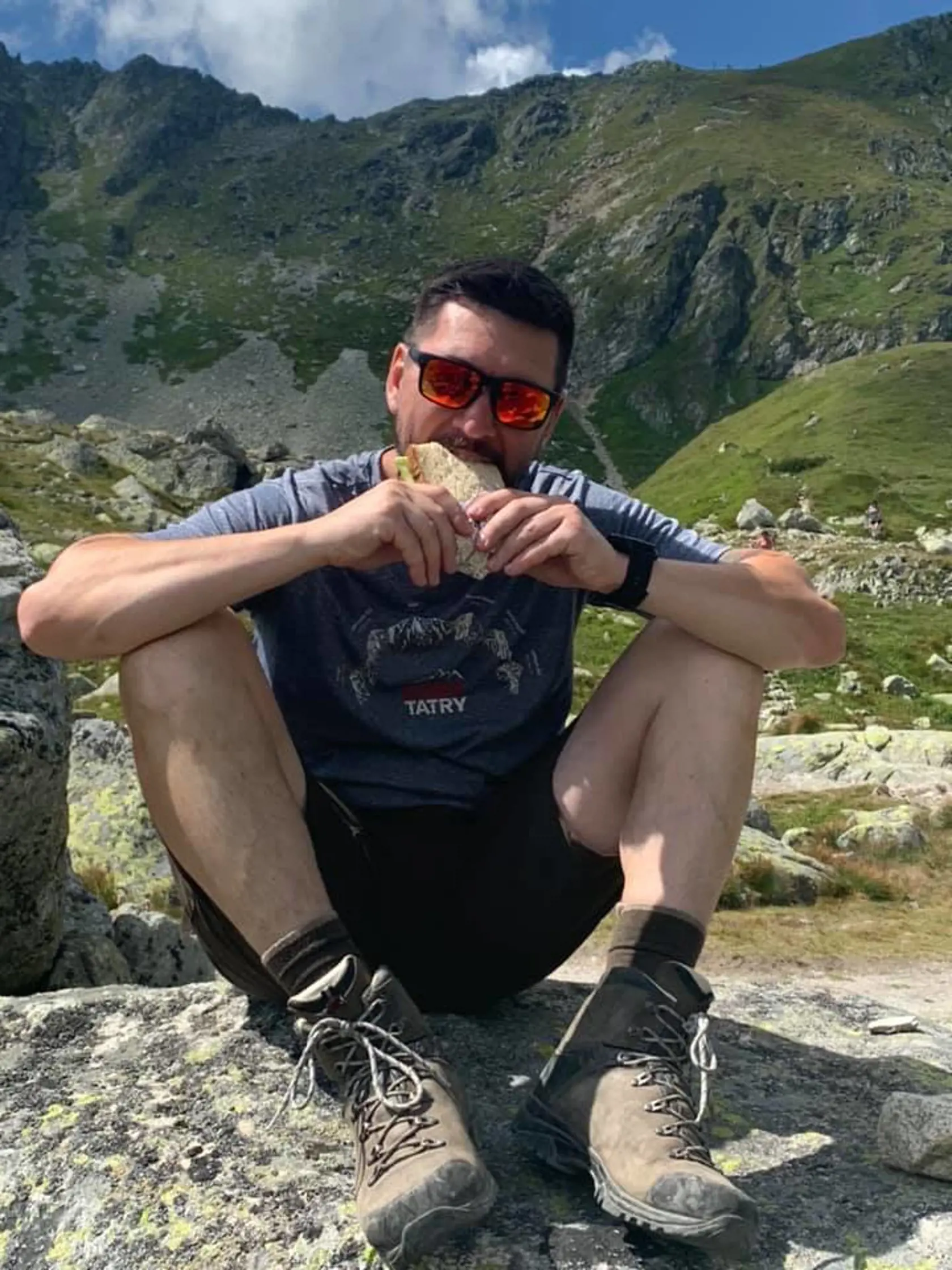 Okrem turistiky si Takáč veľmi rád na výletoch aj pochutí na domácej strave.