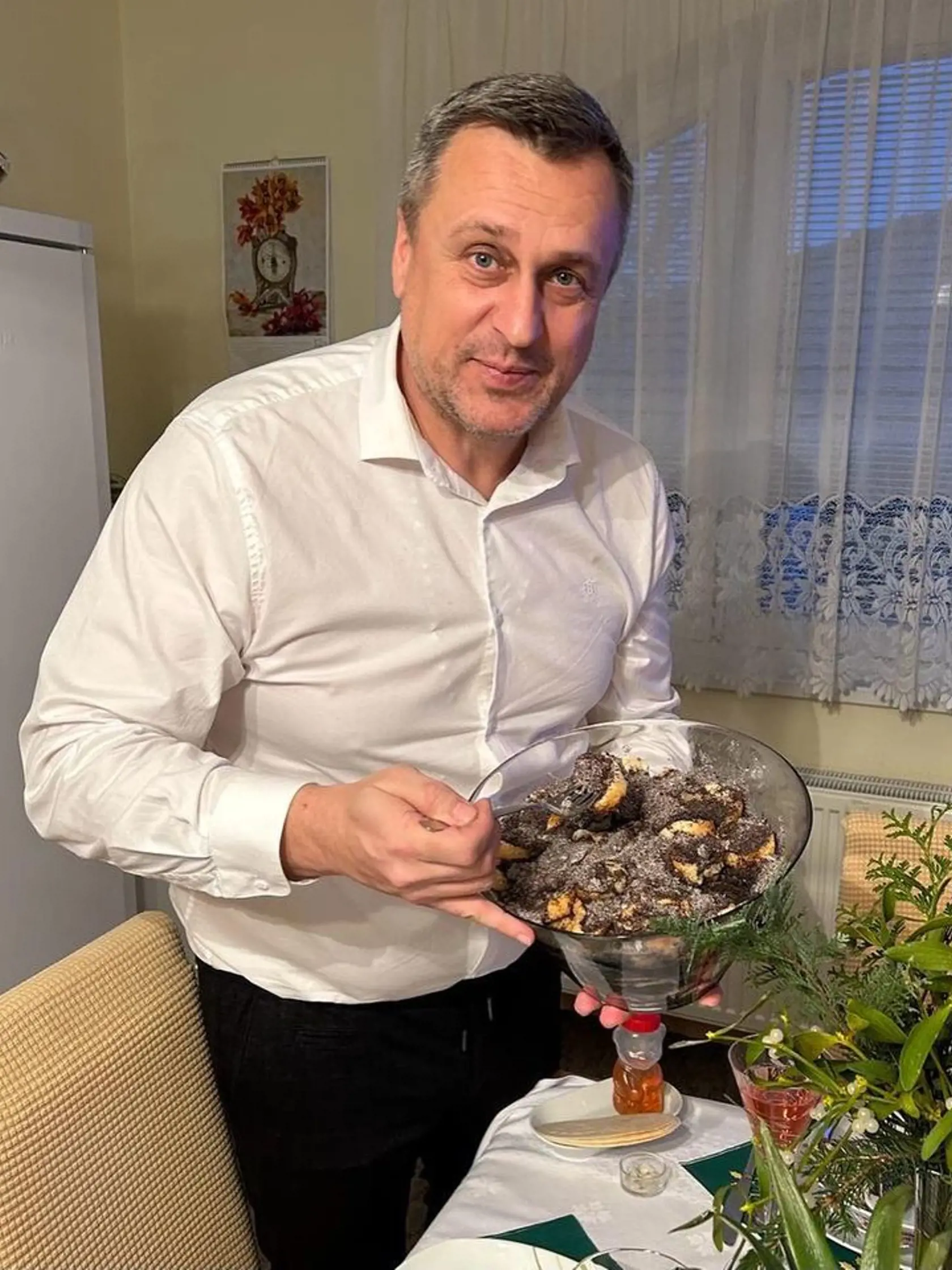 Líder SNS a podpredseda parlamentu Andrej Danko sa pochválil makovými dobrotami: „Prajem vám šťastné a veselé Vianoce. U nás je už štedrovečerný stôl pripravený. Med, oplátky, kapustnica, šalát a ryba. Toto mám však najradšej. Rožky s makom. Užívajte si pohodu a svoju rodinku. Andrej 🎄✨🇸🇰"